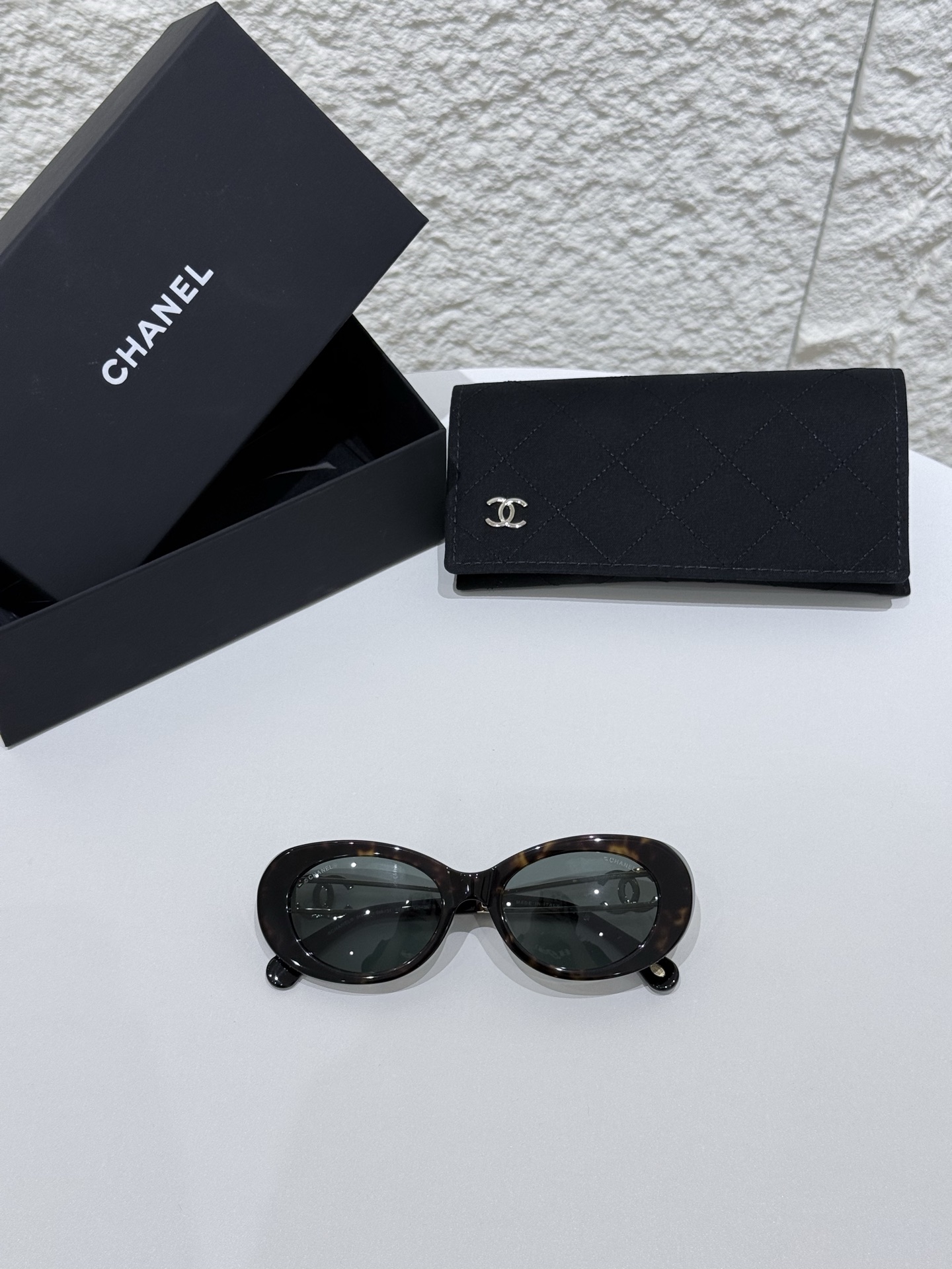 CHANEL\/香奈儿9179B太阳镜镜框甄选高品质醋酸纤维材质，经意大利精湛工艺塑形打磨，质地轻盈坚韧且富有温润光泽，兼具出色的佩戴舒适度与耐用性，精准贴合面部轮廓而无压迫感。镜架巧妙融入金属元素点缀，与醋酸纤维材质形成质感碰撞，细节处彰显匠心。标志性双C标识以精致工艺嵌入镜腿，既是品牌基因的鲜明彰显，亦是奢华品质的无声佐证。镜片采用UV3级防护标准，100%阻隔UVA\/UVB射线，严格遵循CE认证标准，在强效护目的同时保持视物清晰通透，可适配近视镜片定制需求。整体型材设计兼顾美学与实用性，120mm镜框宽度搭配140mm镜腿长度，适配多元脸型，尽显修饰力。\n男女同款\n尺寸：52-18-140