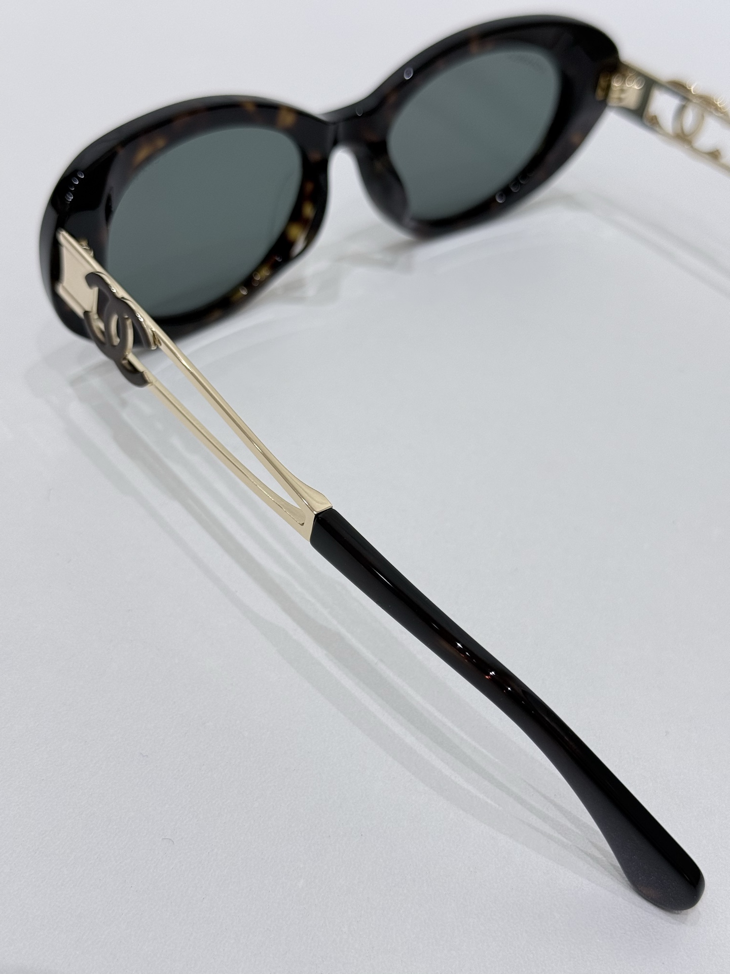 CHANEL\/香奈儿9179B太阳镜镜框甄选高品质醋酸纤维材质，经意大利精湛工艺塑形打磨，质地轻盈坚韧且富有温润光泽，兼具出色的佩戴舒适度与耐用性，精准贴合面部轮廓而无压迫感。镜架巧妙融入金属元素点缀，与醋酸纤维材质形成质感碰撞，细节处彰显匠心。标志性双C标识以精致工艺嵌入镜腿，既是品牌基因的鲜明彰显，亦是奢华品质的无声佐证。镜片采用UV3级防护标准，100%阻隔UVA\/UVB射线，严格遵循CE认证标准，在强效护目的同时保持视物清晰通透，可适配近视镜片定制需求。整体型材设计兼顾美学与实用性，120mm镜框宽度搭配140mm镜腿长度，适配多元脸型，尽显修饰力。\n男女同款\n尺寸：52-18-140