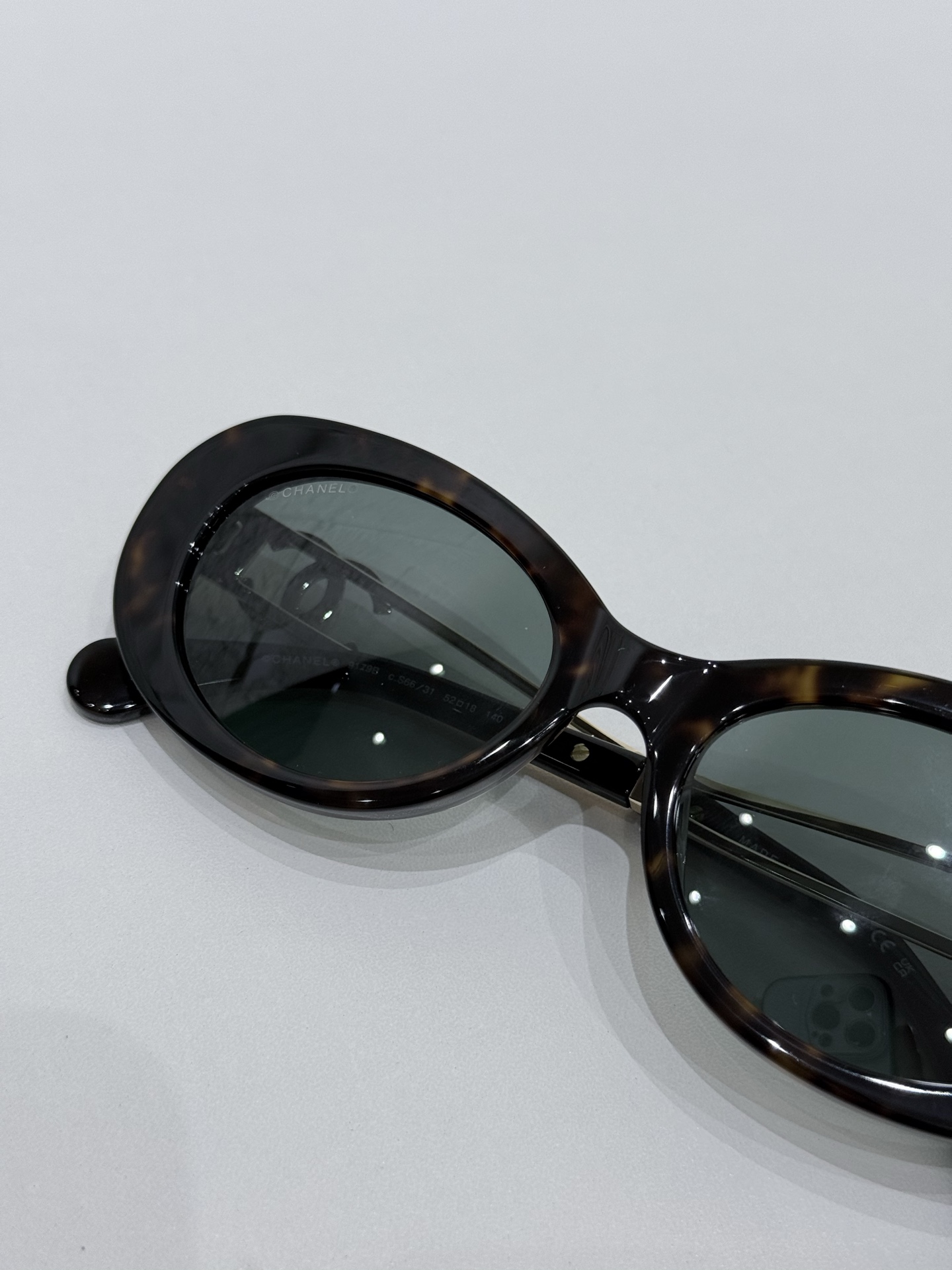 CHANEL\/香奈儿9179B太阳镜镜框甄选高品质醋酸纤维材质，经意大利精湛工艺塑形打磨，质地轻盈坚韧且富有温润光泽，兼具出色的佩戴舒适度与耐用性，精准贴合面部轮廓而无压迫感。镜架巧妙融入金属元素点缀，与醋酸纤维材质形成质感碰撞，细节处彰显匠心。标志性双C标识以精致工艺嵌入镜腿，既是品牌基因的鲜明彰显，亦是奢华品质的无声佐证。镜片采用UV3级防护标准，100%阻隔UVA\/UVB射线，严格遵循CE认证标准，在强效护目的同时保持视物清晰通透，可适配近视镜片定制需求。整体型材设计兼顾美学与实用性，120mm镜框宽度搭配140mm镜腿长度，适配多元脸型，尽显修饰力。\n男女同款\n尺寸：52-18-140