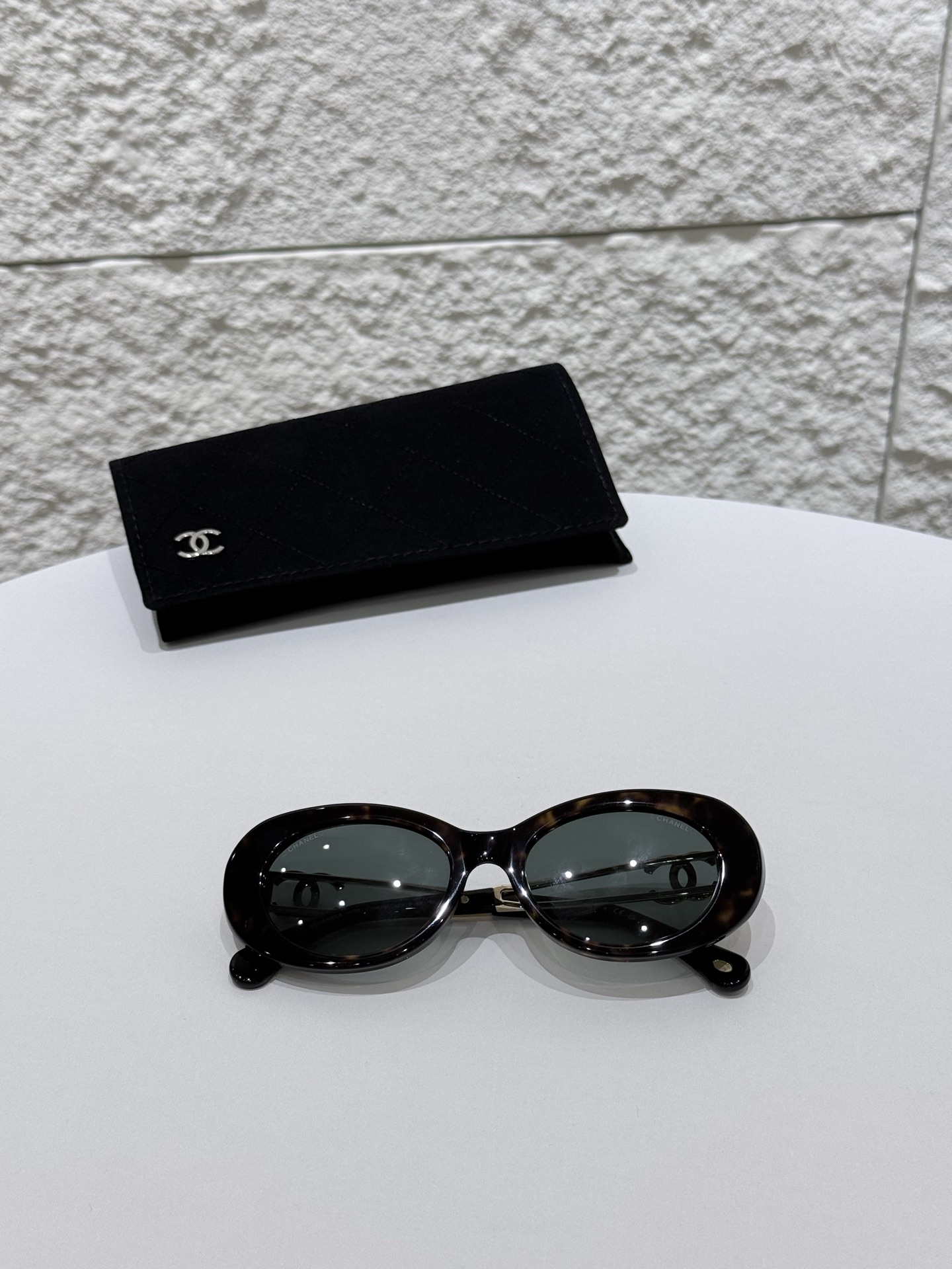 CHANEL\/香奈儿9179B太阳镜镜框甄选高品质醋酸纤维材质，经意大利精湛工艺塑形打磨，质地轻盈坚韧且富有温润光泽，兼具出色的佩戴舒适度与耐用性，精准贴合面部轮廓而无压迫感。镜架巧妙融入金属元素点缀，与醋酸纤维材质形成质感碰撞，细节处彰显匠心。标志性双C标识以精致工艺嵌入镜腿，既是品牌基因的鲜明彰显，亦是奢华品质的无声佐证。镜片采用UV3级防护标准，100%阻隔UVA\/UVB射线，严格遵循CE认证标准，在强效护目的同时保持视物清晰通透，可适配近视镜片定制需求。整体型材设计兼顾美学与实用性，120mm镜框宽度搭配140mm镜腿长度，适配多元脸型，尽显修饰力。\n男女同款\n尺寸：52-18-140
