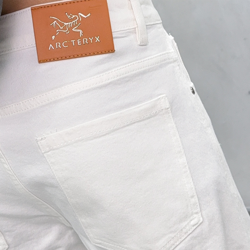 💰145
始祖鸟高端定制春季新款男士水洗弹力小脚牛仔裤

高端品质时尚休闲水洗工艺小脚牛仔裤。

整体造型十分精致抢眼！超级百搭修身版型牛仔裤，

时尚的三维裁剪，简洁大方立体有型牛仔裤。

弹力上身舒适不紧绷，裤版型时髦又高级腰围加后袋定制皮标蒙口Logo标！

原单代工厂渠道出品，百搭休闲时尚版型，

厚度刚好满足春夏季节穿搭需求 面料柔软具有牛仔面料 

上身效果不紧绷极佳，天然环保 水洗的效果更是绝妙

 全品相的订单，五金配件拉合顺滑，

彰显自信气质；所有细微处尽情展现完美品质裤子的经典Logo象征了品牌至高的品质，

机车线的缝制足以看出用心对待，内里走线工整均匀紧密有力，

百搭首选推荐！细节做工无可挑剔！款式不挑人，特别高档，好货不等人，看中赶紧下手。

颜色：白色   黑色

尺码；28-38(35)无

28 腰围66 臀围93裤长97                        

29 腰围69 臀围95 裤长97

30 腰围71臀围98 裤长99

31 腰围74 臀围100裤长100

32 腰围76臀围103裤长100

33 腰围79臀围105裤长102

34腰围81臀围108裤长103

 36 腰围86臀围113 裤长103               

  38腰围92臀围118 裤长105  

纯手工测量，存在1-2厘米误差！