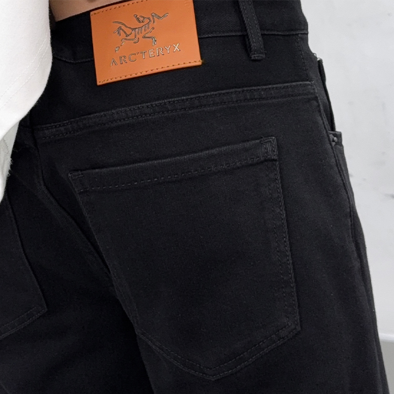 💰145
始祖鸟高端定制春季新款男士水洗弹力小脚牛仔裤

高端品质时尚休闲水洗工艺小脚牛仔裤。

整体造型十分精致抢眼！超级百搭修身版型牛仔裤，

时尚的三维裁剪，简洁大方立体有型牛仔裤。

弹力上身舒适不紧绷，裤版型时髦又高级腰围加后袋定制皮标蒙口Logo标！

原单代工厂渠道出品，百搭休闲时尚版型，

厚度刚好满足春夏季节穿搭需求 面料柔软具有牛仔面料 

上身效果不紧绷极佳，天然环保 水洗的效果更是绝妙

 全品相的订单，五金配件拉合顺滑，

彰显自信气质；所有细微处尽情展现完美品质裤子的经典Logo象征了品牌至高的品质，

机车线的缝制足以看出用心对待，内里走线工整均匀紧密有力，

百搭首选推荐！细节做工无可挑剔！款式不挑人，特别高档，好货不等人，看中赶紧下手。

颜色：白色   黑色

尺码；28-38(35)无

28 腰围66 臀围93裤长97                        

29 腰围69 臀围95 裤长97

30 腰围71臀围98 裤长99

31 腰围74 臀围100裤长100

32 腰围76臀围103裤长100

33 腰围79臀围105裤长102

34腰围81臀围108裤长103

 36 腰围86臀围113 裤长103               

  38腰围92臀围118 裤长105  

纯手工测量，存在1-2厘米误差！