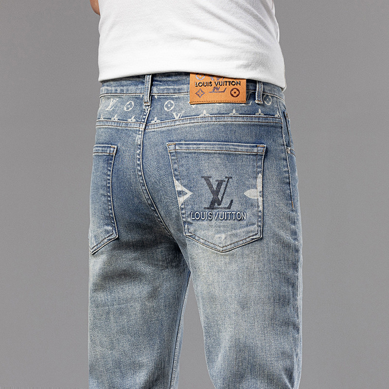 💰155
L*V原版1：1高端定制春季新款男士水洗弹力小脚牛仔裤

高端品质时尚休闲水洗工艺小脚牛仔裤。

整体造型十分精致抢眼！超级百搭修身版型牛仔裤，

时尚的三维裁剪，简洁大方立体有型牛仔裤。

弹力上身舒适不紧绷，裤版型时髦又高级腰围加后袋定制皮标LV标！

原单代工厂渠道出品，百搭休闲时尚版型，

厚度刚好满足春夏季节穿搭需求 面料柔软具有牛仔面料 

上身效果不紧绷极佳，天然环保 水洗的效果更是绝妙

 全品相的订单，五金配件拉合顺滑，

彰显自信气质；所有细微处尽情展现完美品质裤子的经典Logo象征了品牌至高的品质，

机车线的缝制足以看出用心对待，内里走线工整均匀紧密有力，

百搭首选推荐！细节做工无可挑剔！款式不挑人，特别高档，好货不等人，看中赶紧下手。

颜色：图色

尺码；29--40（35)有