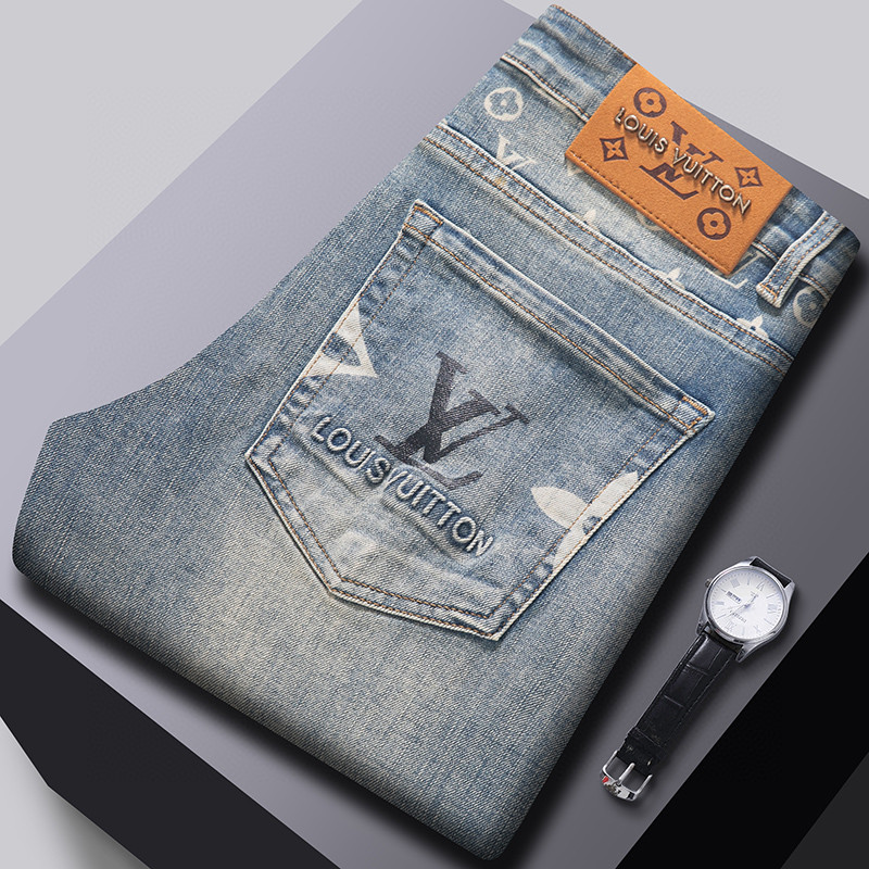 💰155
L*V原版1：1高端定制春季新款男士水洗弹力小脚牛仔裤

高端品质时尚休闲水洗工艺小脚牛仔裤。

整体造型十分精致抢眼！超级百搭修身版型牛仔裤，

时尚的三维裁剪，简洁大方立体有型牛仔裤。

弹力上身舒适不紧绷，裤版型时髦又高级腰围加后袋定制皮标LV标！

原单代工厂渠道出品，百搭休闲时尚版型，

厚度刚好满足春夏季节穿搭需求 面料柔软具有牛仔面料 

上身效果不紧绷极佳，天然环保 水洗的效果更是绝妙

 全品相的订单，五金配件拉合顺滑，

彰显自信气质；所有细微处尽情展现完美品质裤子的经典Logo象征了品牌至高的品质，

机车线的缝制足以看出用心对待，内里走线工整均匀紧密有力，

百搭首选推荐！细节做工无可挑剔！款式不挑人，特别高档，好货不等人，看中赶紧下手。

颜色：图色

尺码；29--40（35)有