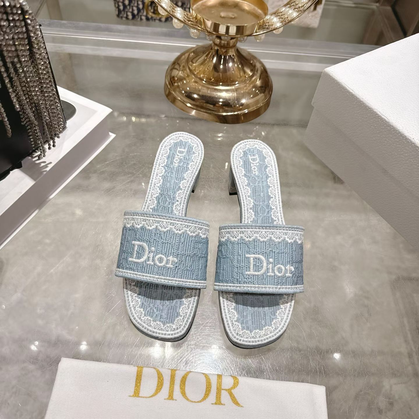 NO:816696,Dior 2026 new early spring DWAY thick heel one-slip jelly color women's shoes CD letter logo three-dimensional embroidery mid-heel round toe open toe color block sandals Material: imported electric embroidery upper high-temperature water-soluble cotton technology fabric + water-dyed sheepskin lining + Italian leather outsole Heel height: 4.5CM  size35-41 (40.41 customized, non-refundable and non-exchangeable), slippers, dior, dior, slippers, sheepskin, Leather soles19860909迪奥 Dior 2026 早春新款 DWAY 粗跟一字拖果冻色女鞋 CD字母logo立体刺绣中跟圆头露趾拼色凉拖鞋 材质:鞋面进口电绣高温水溶棉质科技面料+水染羊皮内里+意大利真皮大底 跟高:4.5CM size35-41(40.41定制不退不换）,拖鞋,dior,dior,slippers,sheepskin,Leather soles,Women's Shoes