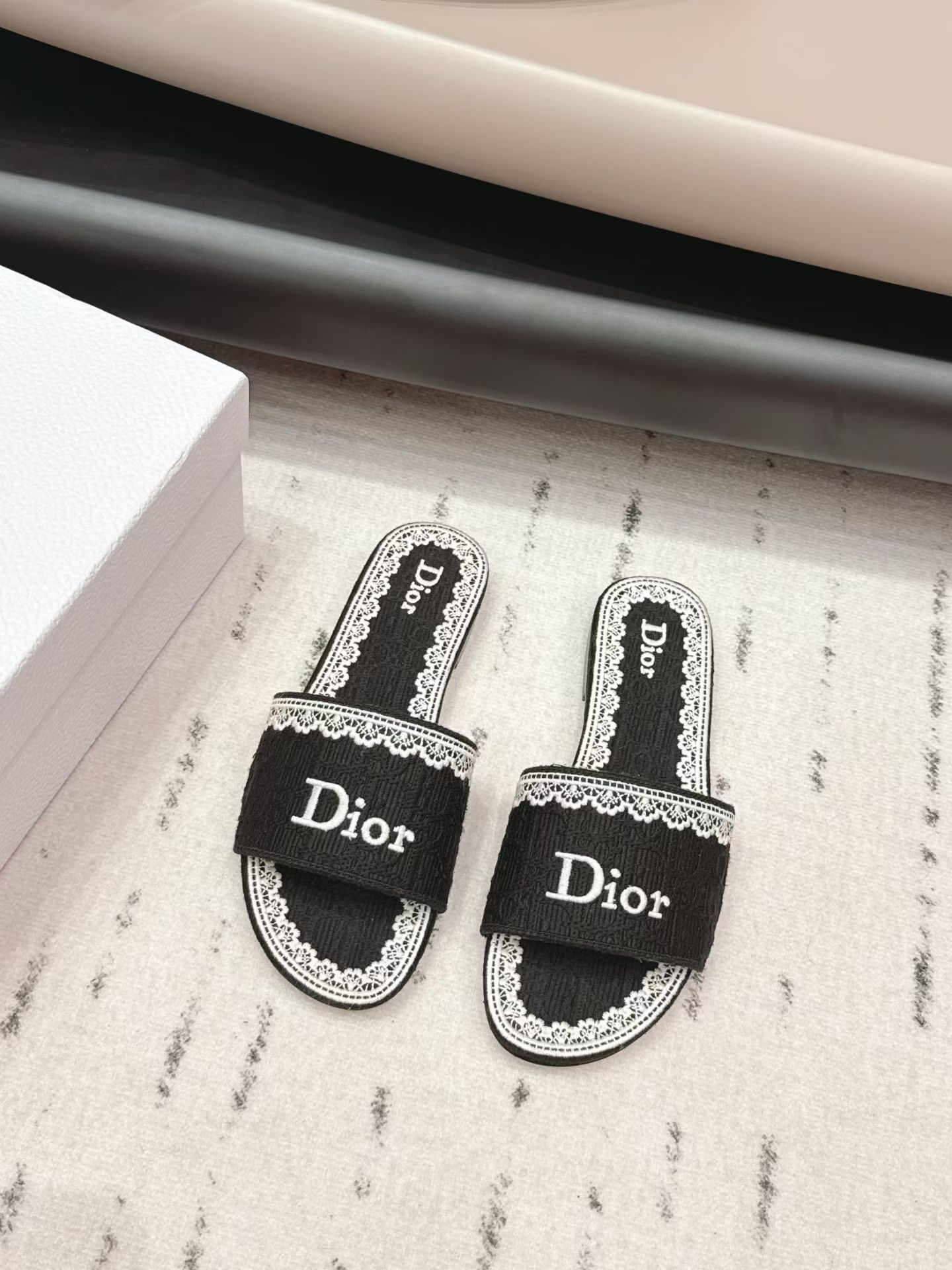 NO:816693,Dior 2026 new early spring DWAY flat flip-flops jelly color women's shoes CD letter logo three-dimensional embroidery round toe open toe color block sandals Material: upper imported electric embroidery high temperature water-soluble cotton technical fabric + water-dyed sheepskin lining + Italian genuine leather outsole size 35-41 (40.41 customized non-refundable), slippers, dior, dior, slippers, sheepskin, Leather soles19860909迪奥 Dior 2026 早春新款 DWAY 平底一字拖果冻色女鞋 CD字母logo立体刺绣圆头露趾拼色凉拖鞋 材质:鞋面进口电绣高温水溶棉质科技面料+水染羊皮内里+意大利真皮大底 size35-41(40.41定制不退不换）,拖鞋,dior,dior,slippers,sheepskin,Leather soles,Women's Shoes