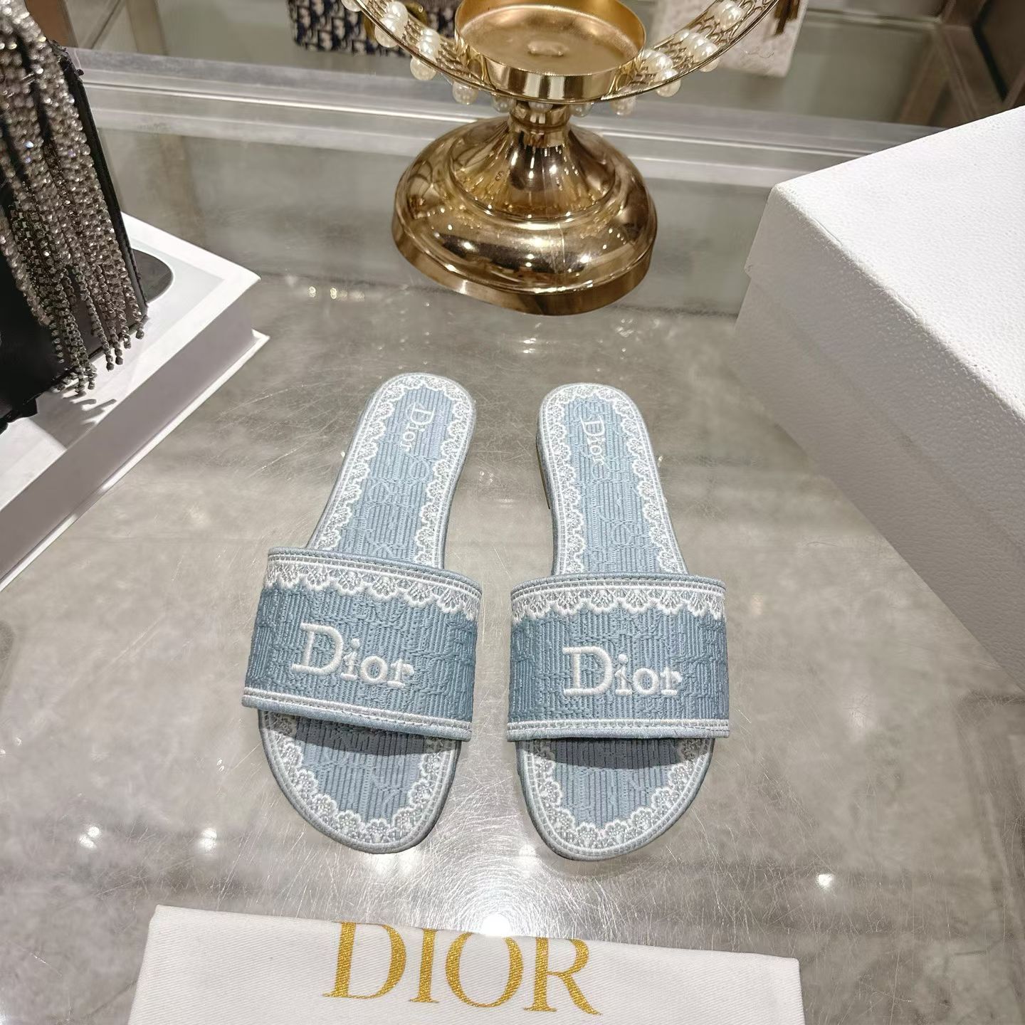NO:816699,Dior 2026 new early spring DWAY flat flip-flops jelly color women's shoes CD letter logo three-dimensional embroidery round toe open toe color block sandals Material: upper imported electric embroidery high temperature water-soluble cotton technical fabric + water-dyed sheepskin lining + Italian genuine leather outsole size 35-41 (40.41 customized non-refundable), slippers, dior, dior, slippers, sheepskin, Leather soles19860909迪奥 Dior 2026 早春新款 DWAY 平底一字拖果冻色女鞋 CD字母logo立体刺绣圆头露趾拼色凉拖鞋 材质:鞋面进口电绣高温水溶棉质科技面料+水染羊皮内里+意大利真皮大底 size35-41(40.41定制不退不换）,拖鞋,dior,dior,slippers,sheepskin,Leather soles,Women's Shoes