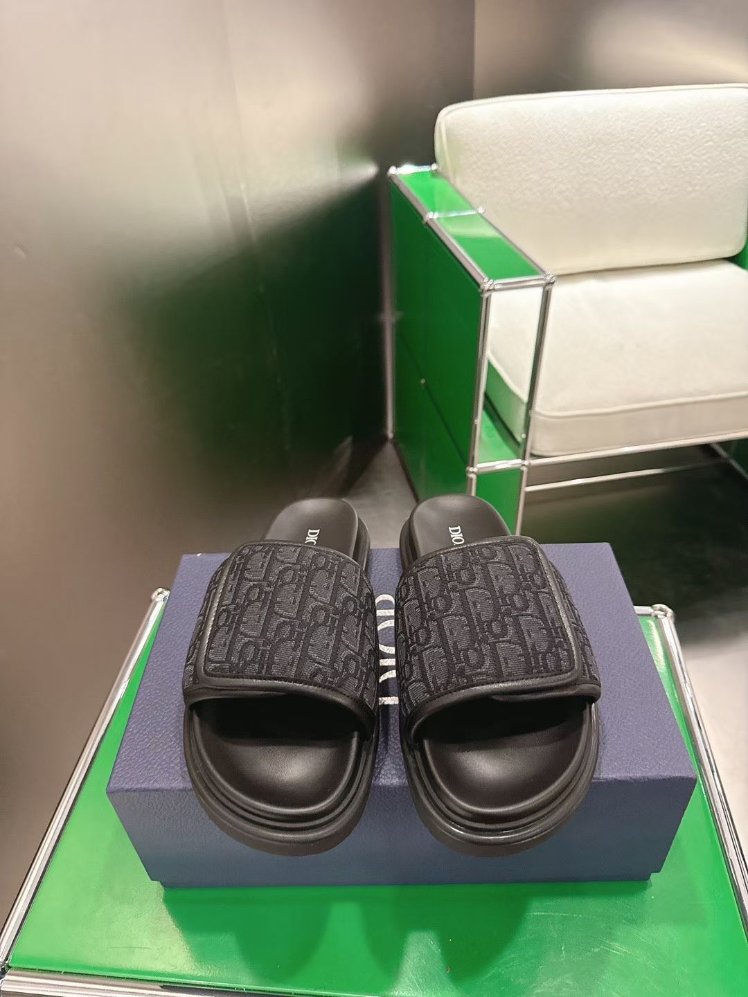 NO:816687,Dior's new men's slippers feature new letter embroidery, animal print thick-soled slippers, ultra-light on the feet, versatile, fashionable and photogenic!  It is a must-have for daily travel and at home. You can wear it however you like regardless of the occasion. The color is super pretty!  No fear of any dress code, size 39-46 (45.46 custom made, non-refundable), slippers, dior, dior, slippers19860909Dior 迪奥新款男士拖鞋 上新字母刺绣 动物图案印花厚底拖鞋、超轻上脚、 百搭款时尚上镜！ 日常行、居家必备拖也可、不挑场合喜欢怎么穿就怎么穿、 颜色超好看！无惧任何着装要求 码数39-46（45.46定做不退换）,拖鞋,dior,dior,slippers,Women's Shoes