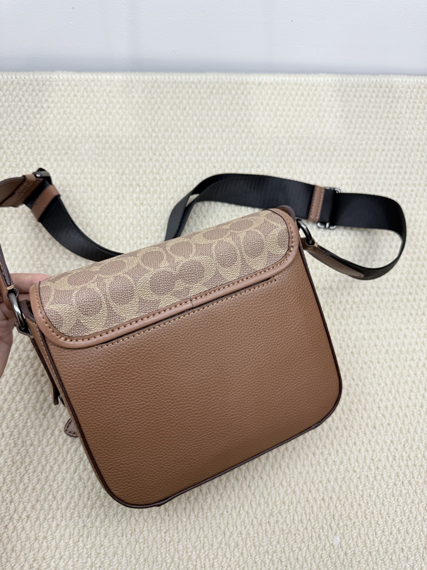 Coach coach6月新品男士翻盖邮差包史努比联名款：CBl41