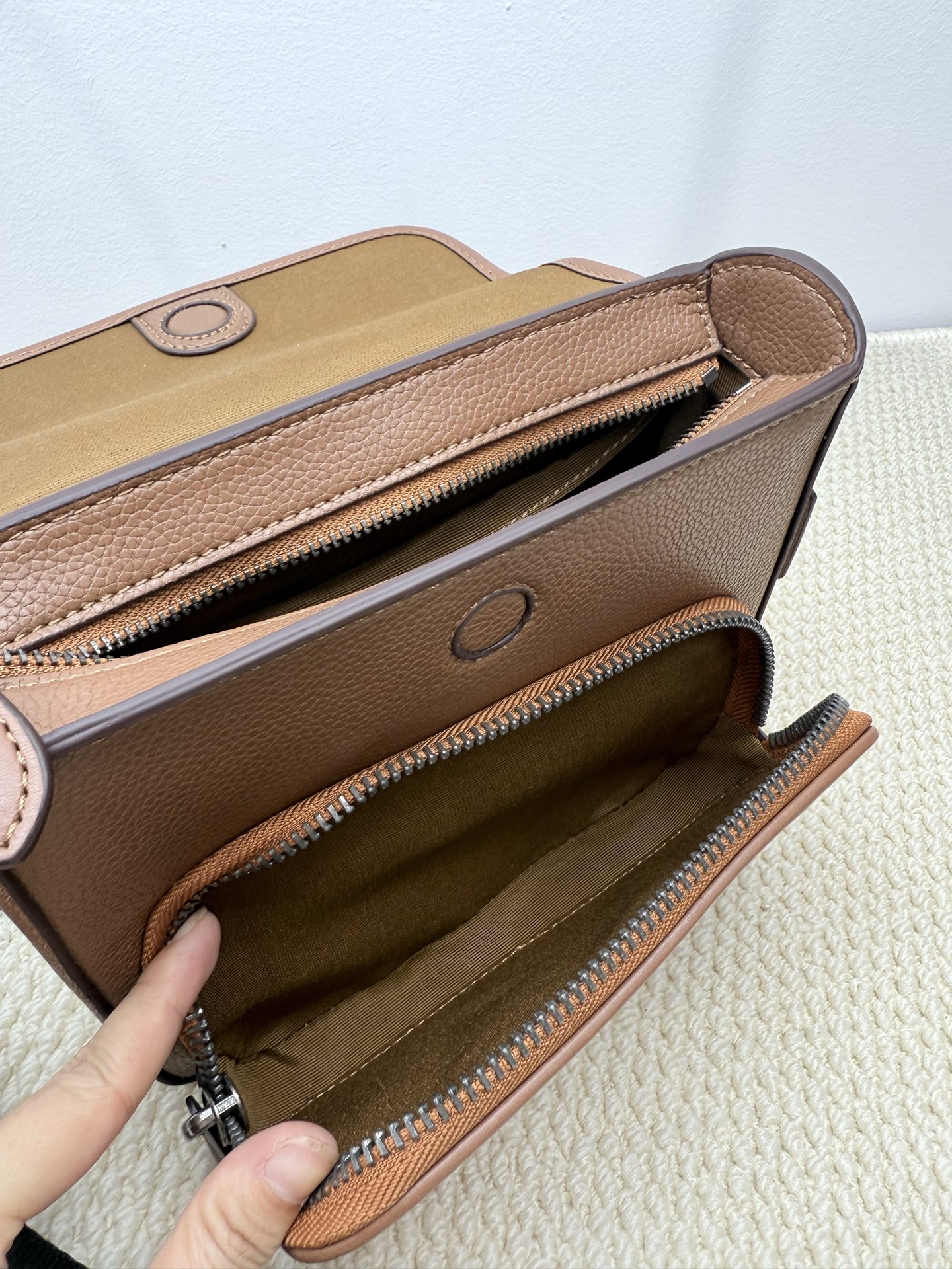 Coach coach6月新品男士翻盖邮差包史努比联名款：CBl41