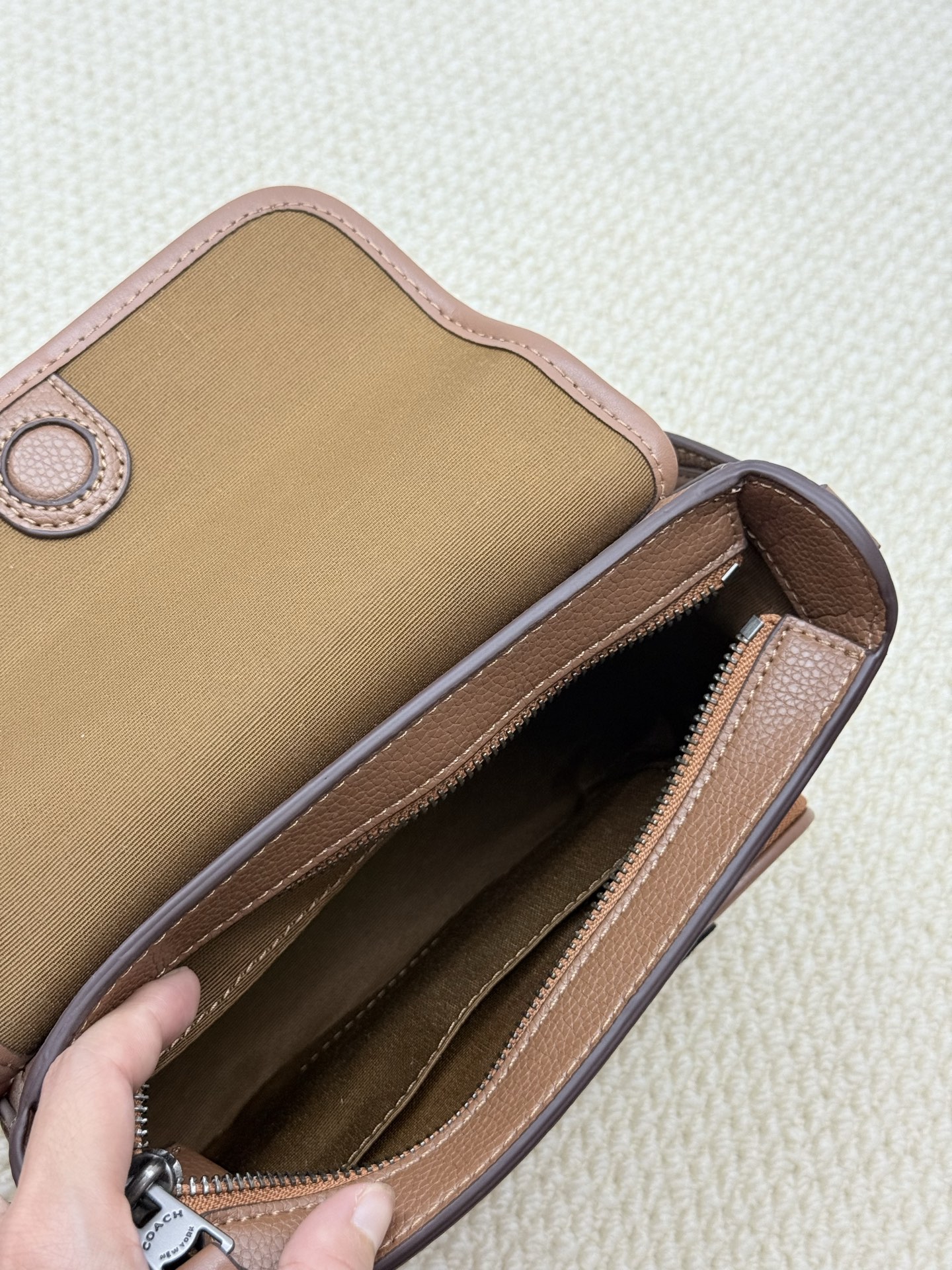 Coach coach6月新品男士翻盖邮差包史努比联名款：CBl41