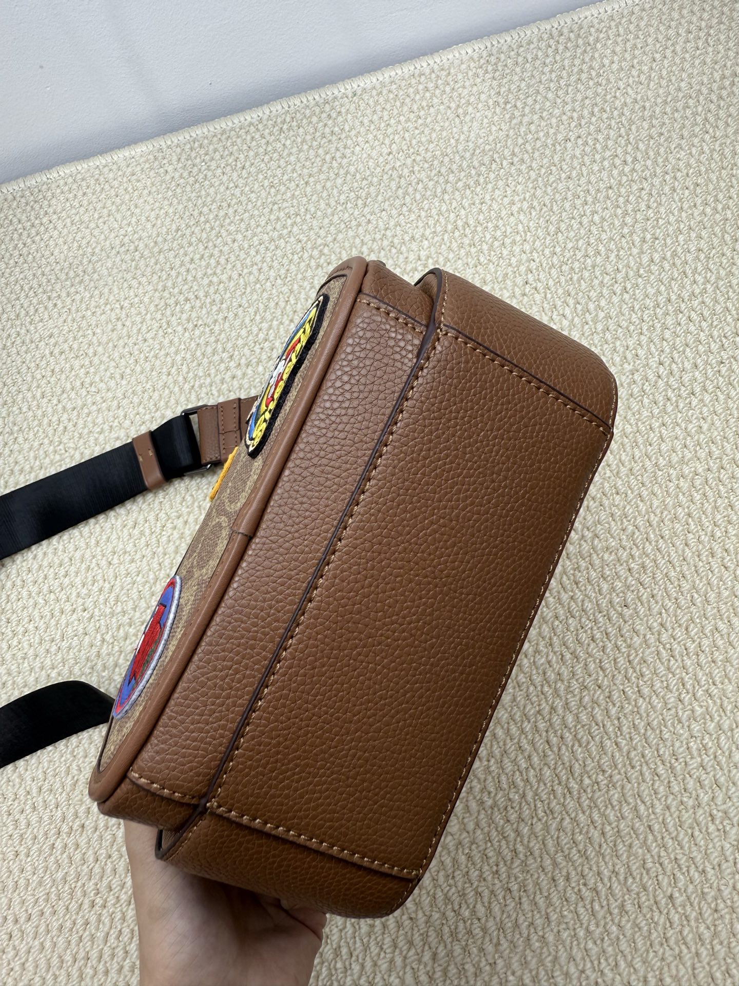 Coach coach6月新品男士翻盖邮差包史努比联名款：CBl41