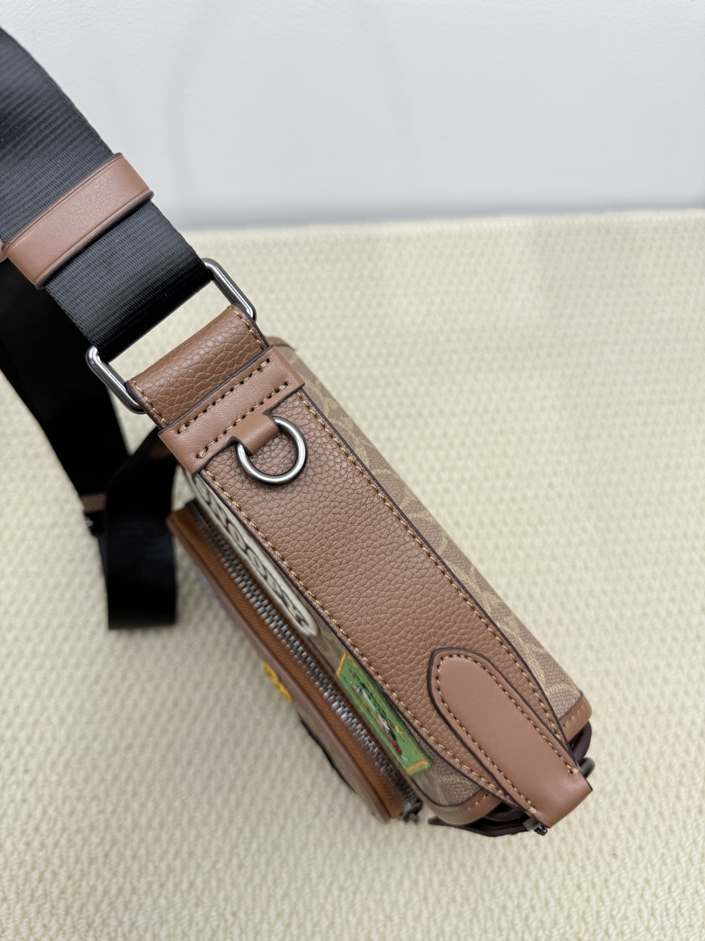 Coach coach6月新品男士翻盖邮差包史努比联名款：CBl41