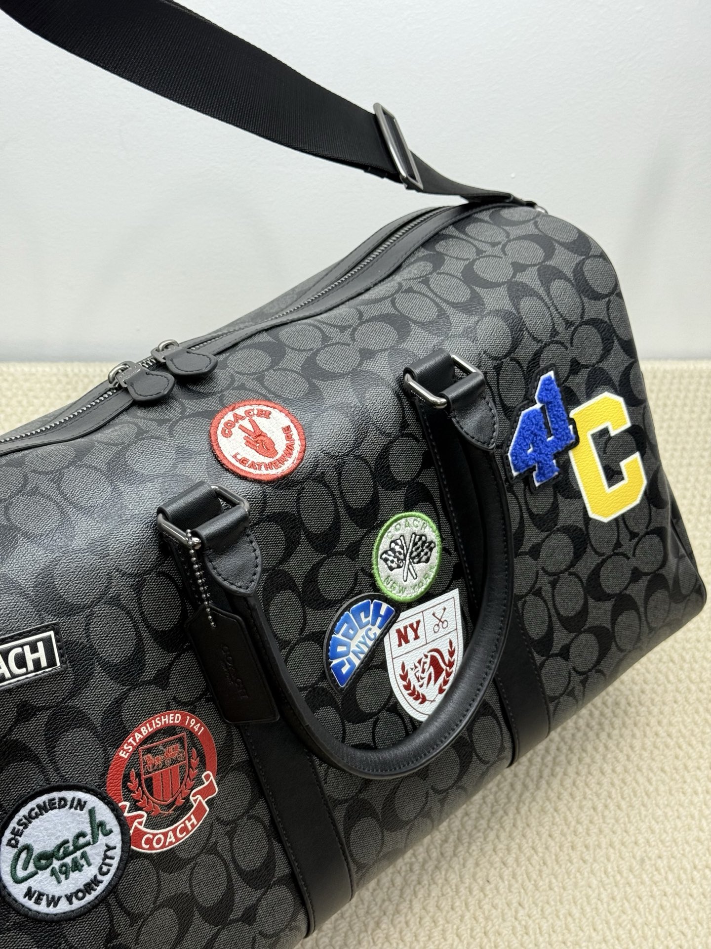 Coach 徽章CE553最新老花 旅行包、内置隔层、长肩带可调节、可拆卸、单扣斜挎手提包、大容量旅游、出差、商务 登机包、代购品质 长45cmx高26cmx宽21