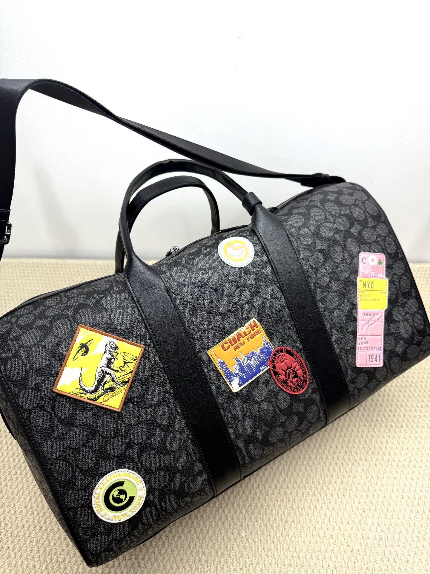 Coach Coach 25年1月份新品Venturer旅行包 来啦 CBF35 的包型搭配徽章设计