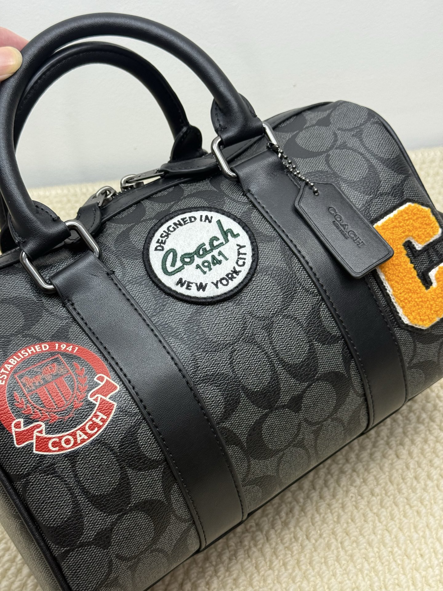 Coach Coa Venturer枕头包波士顿 CY821 的包型搭配徽章贴花设计，度十足.尺寸27×16.5×13.5