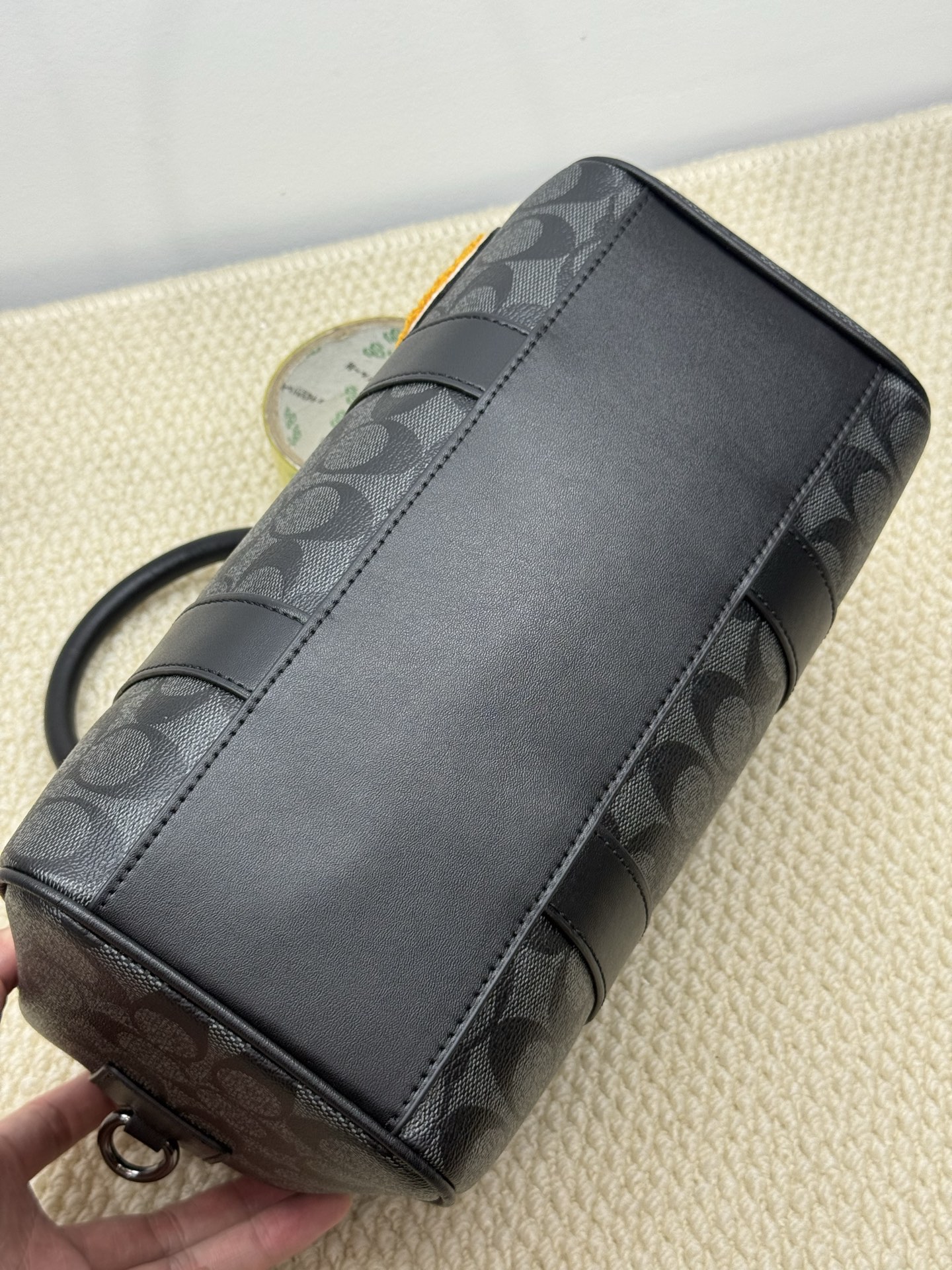 Coach Coa Venturer枕头包波士顿 CY821 的包型搭配徽章贴花设计，度十足.尺寸27×16.5×13.5