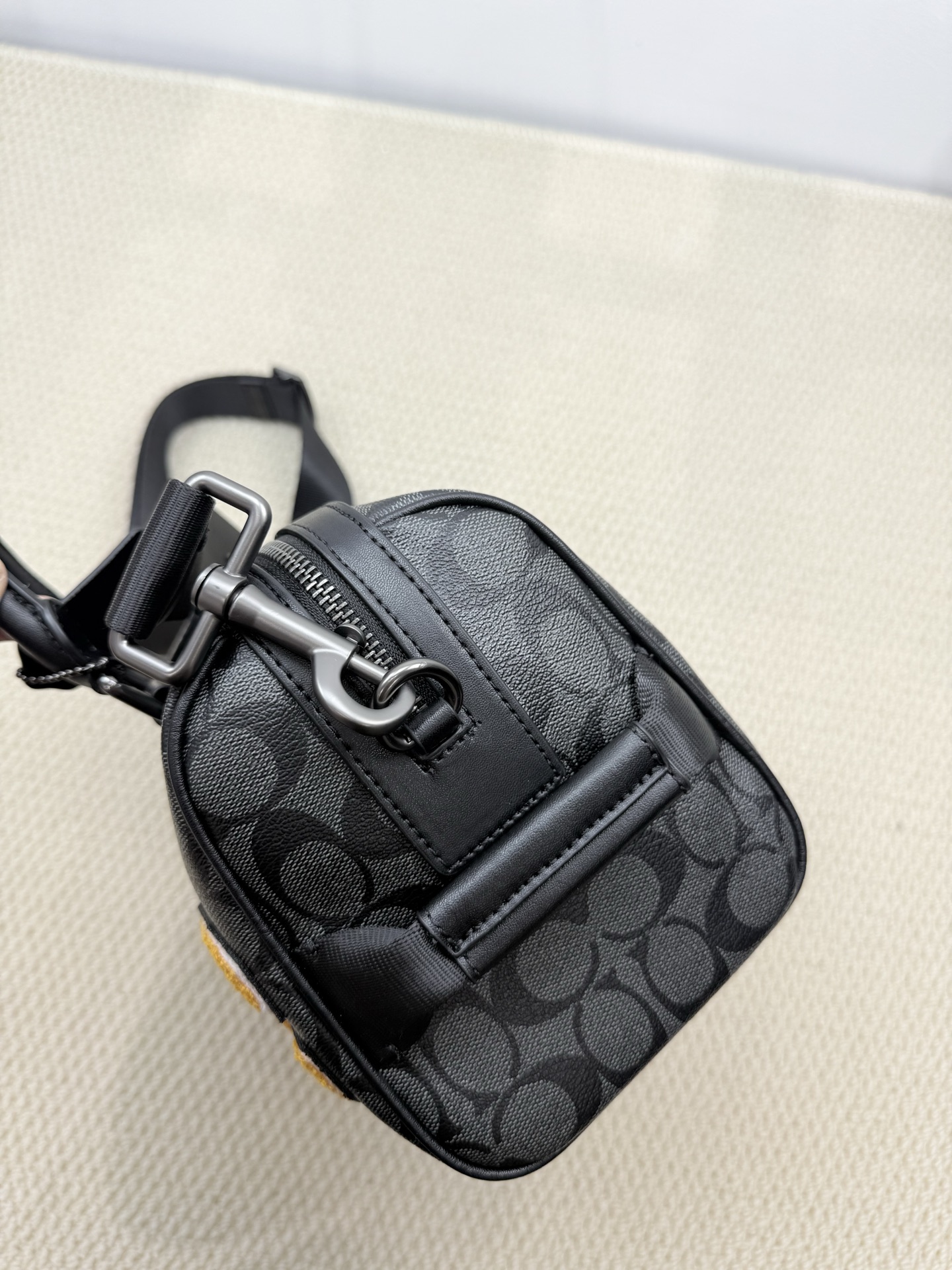 Coach Coa Venturer枕头包波士顿 CY821 的包型搭配徽章贴花设计，度十足.尺寸27×16.5×13.5