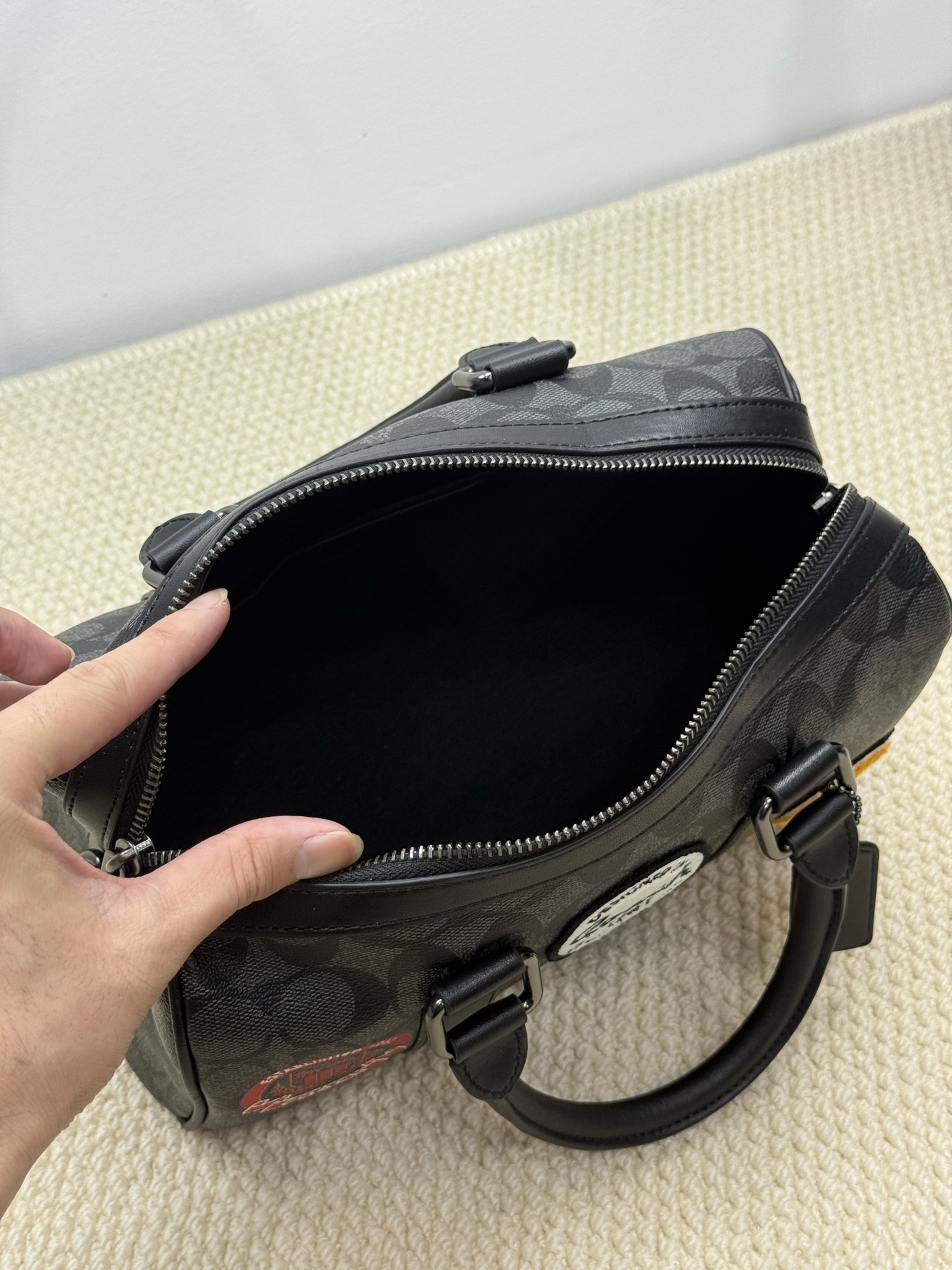 Coach Coa Venturer枕头包波士顿 CY821 的包型搭配徽章贴花设计，度十足.尺寸27×16.5×13.5