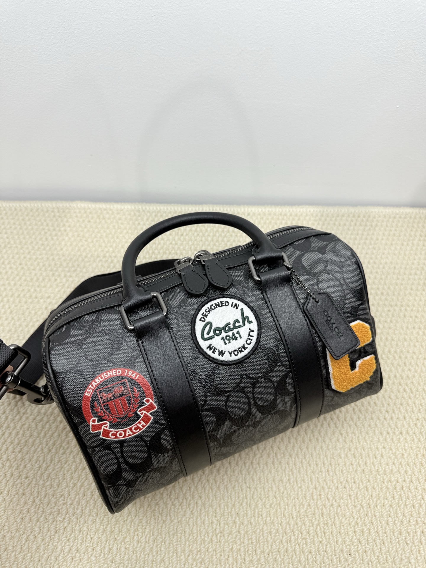 Coach Coa Venturer枕头包波士顿 CY821 的包型搭配徽章贴花设计，度十足.尺寸27×16.5×13.5
