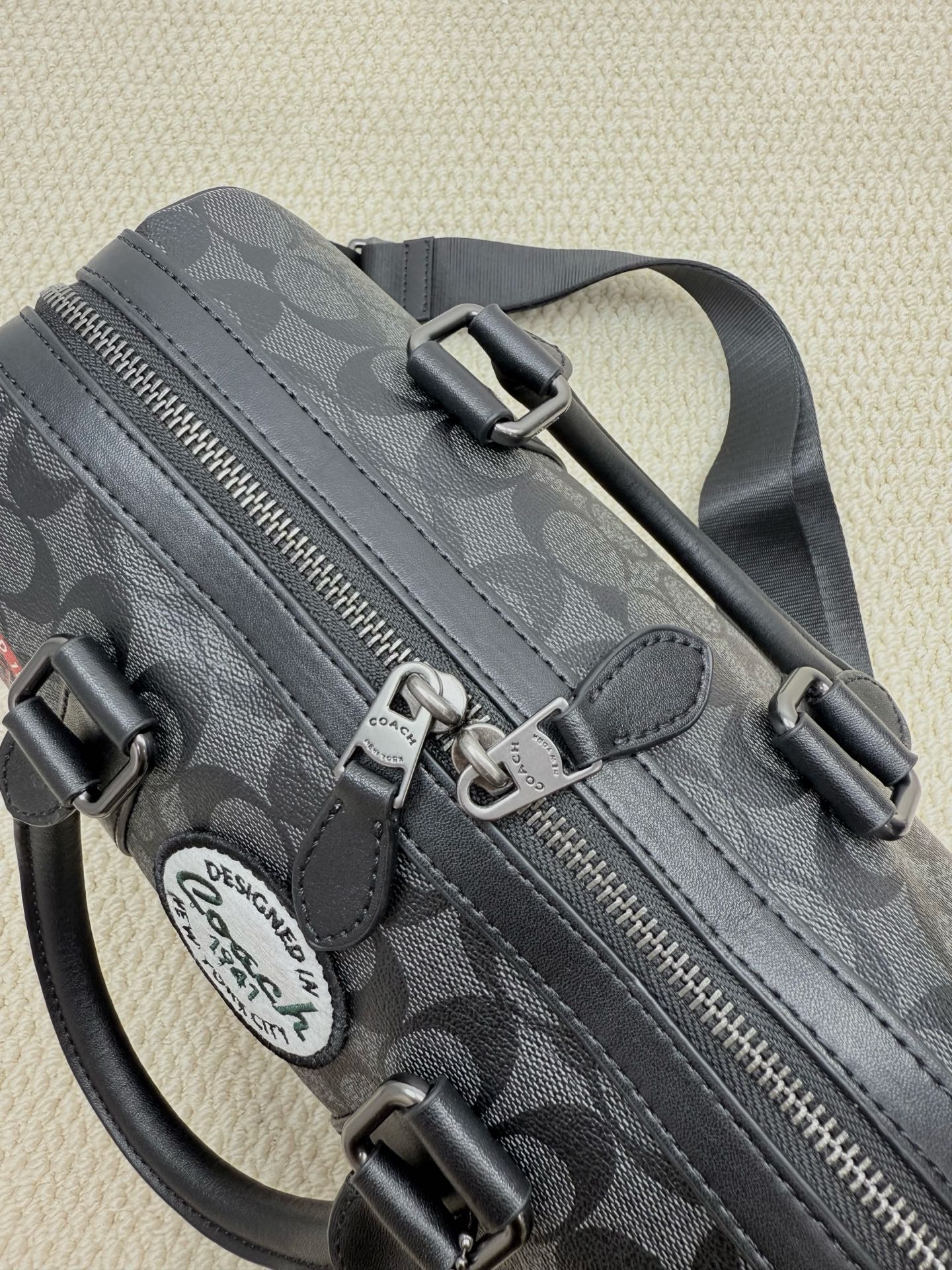 Coach Coa Venturer枕头包波士顿 CY821 的包型搭配徽章贴花设计，度十足.尺寸27×16.5×13.5