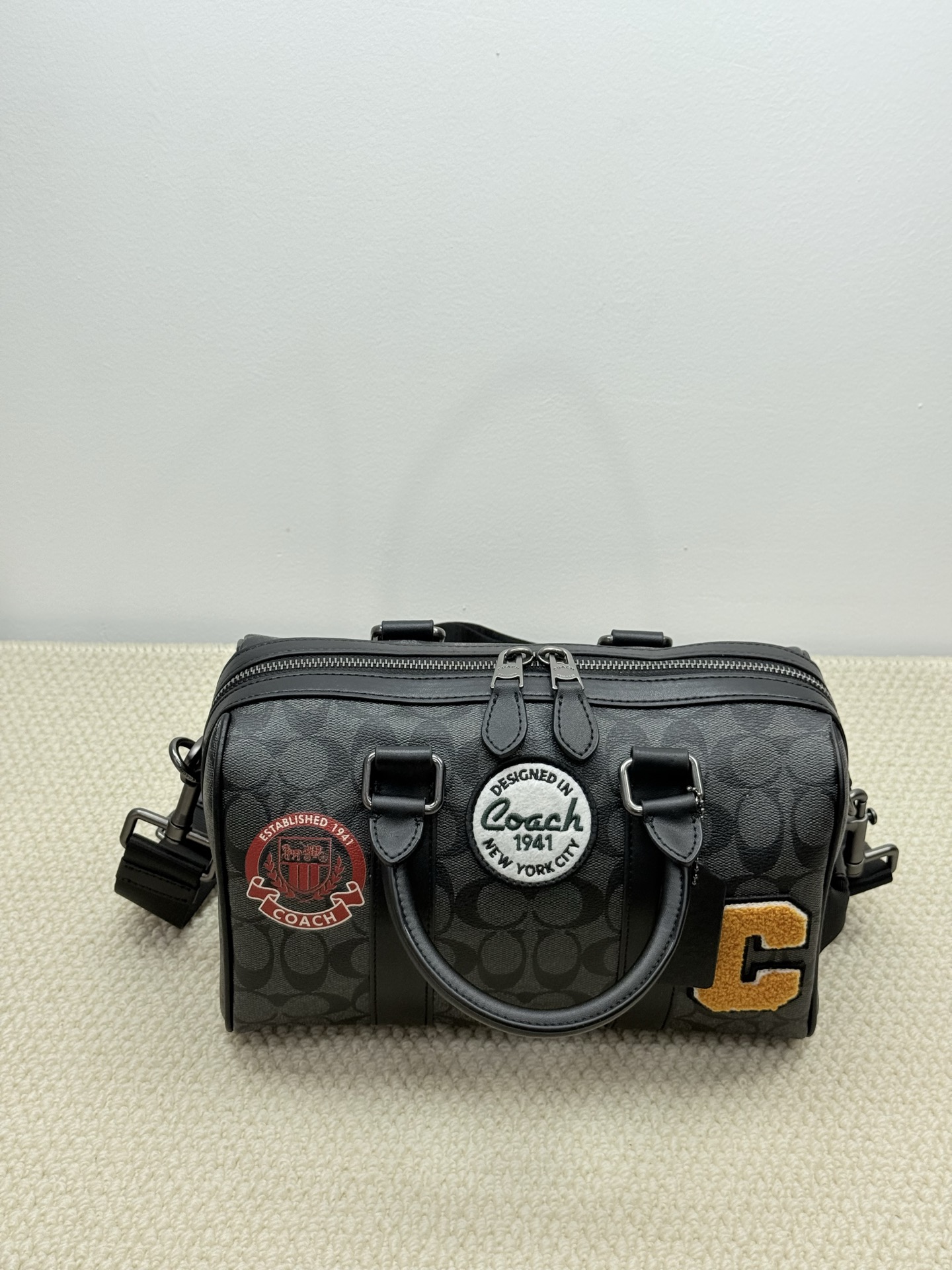 Coach Coa Venturer枕头包波士顿 CY821 的包型搭配徽章贴花设计，度十足.尺寸27×16.5×13.5