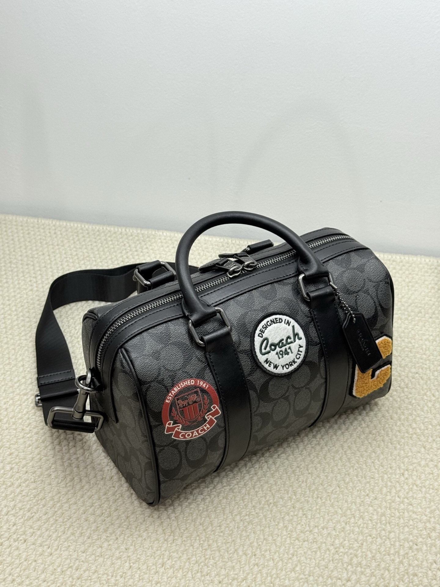 Coach Coa Venturer枕头包波士顿 CY821 的包型搭配徽章贴花设计，度十足.尺寸27×16.5×13.5