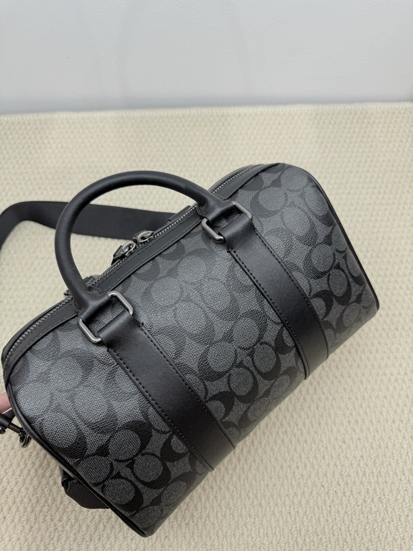 Coach Coa Venturer枕头包波士顿 CY821 的包型搭配徽章贴花设计，度十足.尺寸27×16.5×13.5
