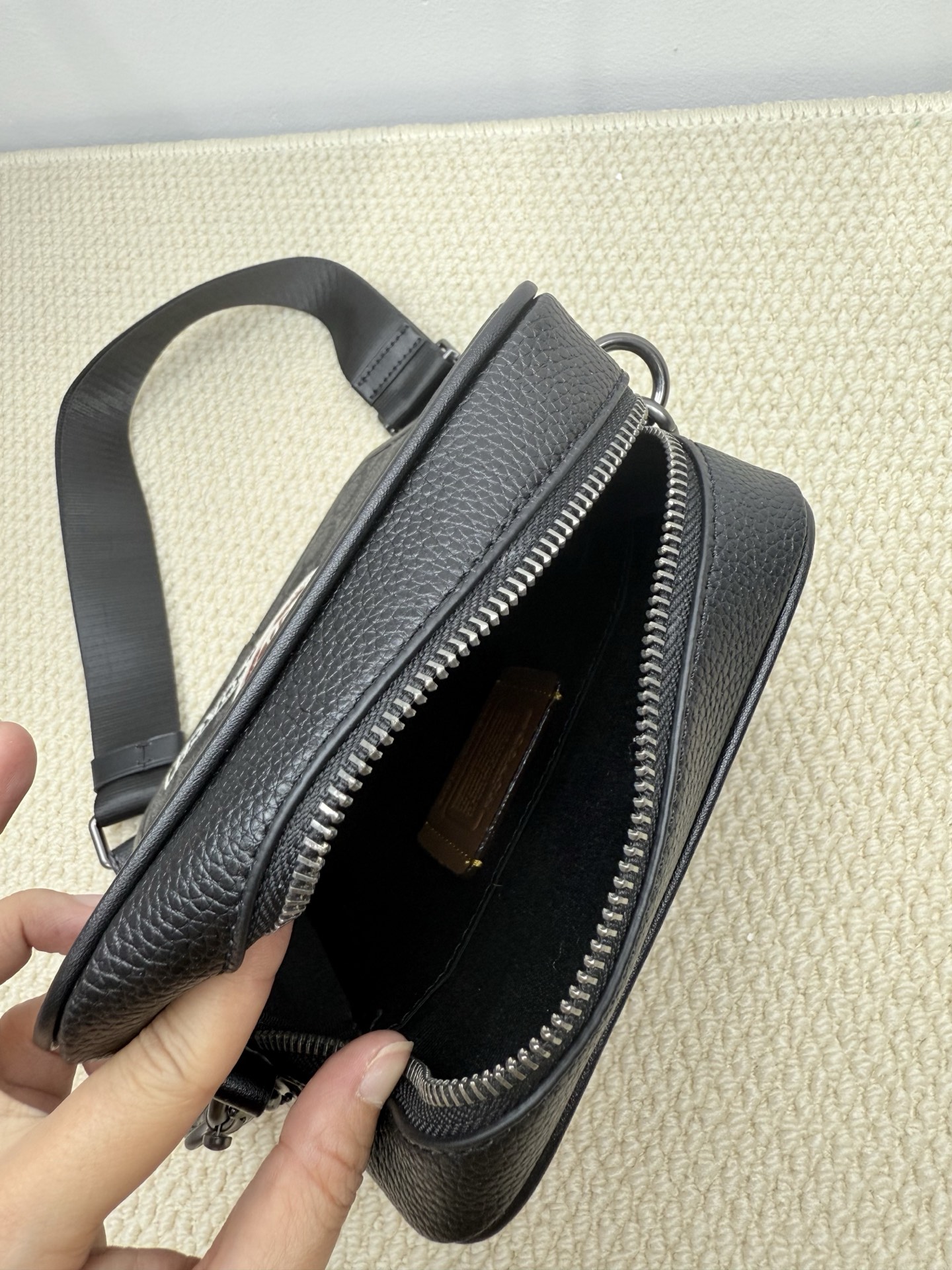 Coach 型号:CY894 蔻奥莱男包 标志sullivan斜挎包 材质:面料:人造革配牛皮革里料:织物内置多功能袋拉链和磁扣封口