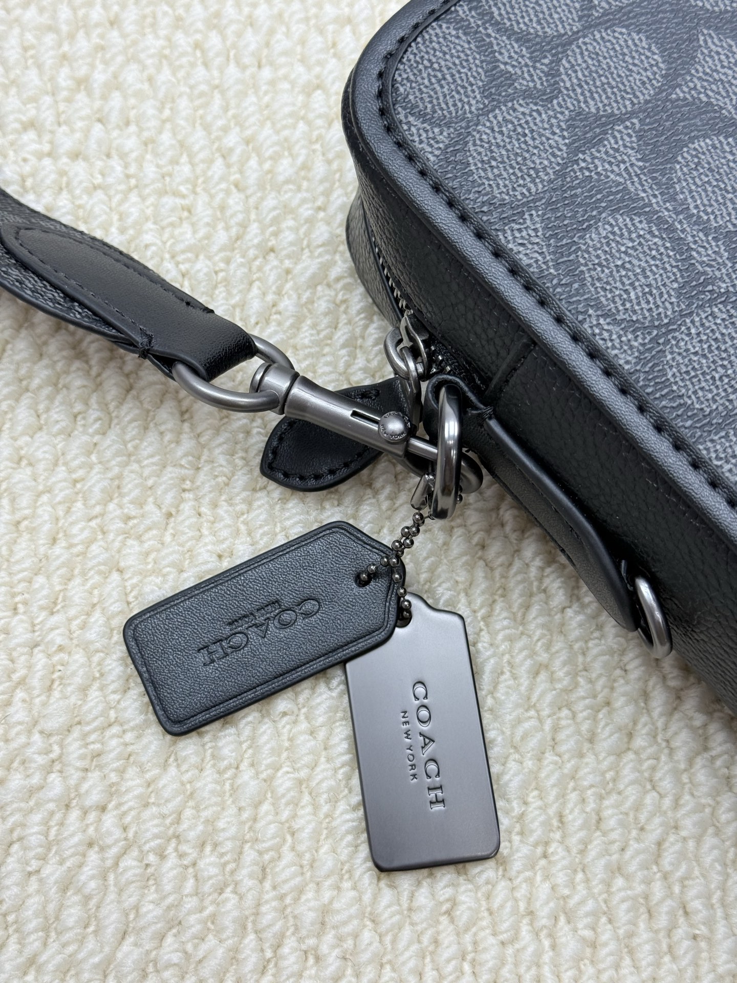 Coach 型号:CY894 蔻奥莱男包 标志sullivan斜挎包 材质:面料:人造革配牛皮革里料:织物内置多功能袋拉链和磁扣封口