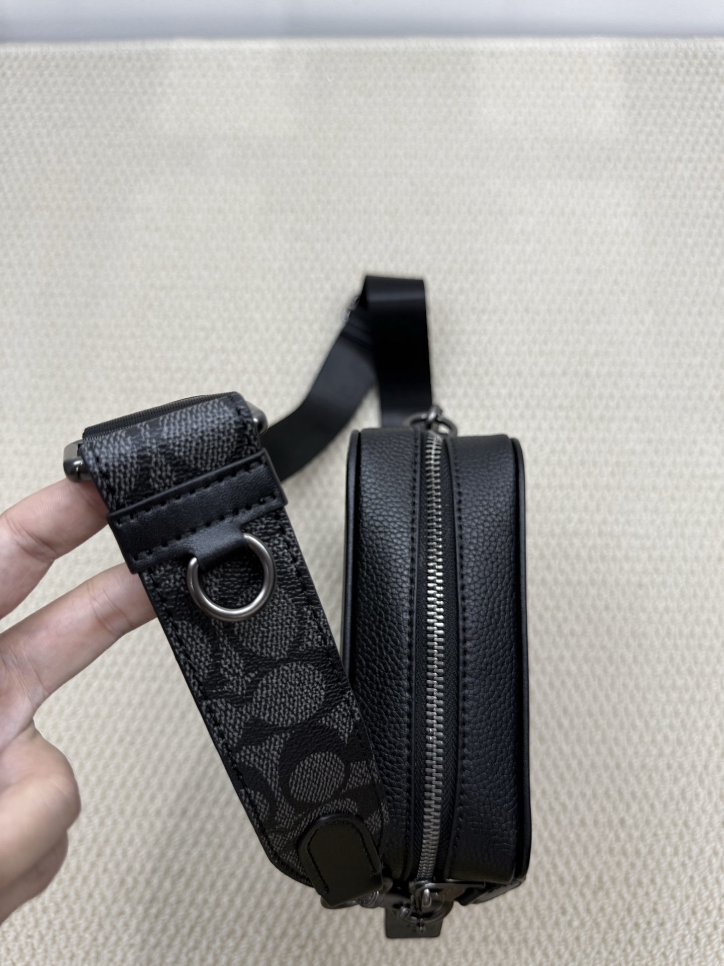 Coach 型号:CY894 蔻奥莱男包 标志sullivan斜挎包 材质:面料:人造革配牛皮革里料:织物内置多功能袋拉链和磁扣封口
