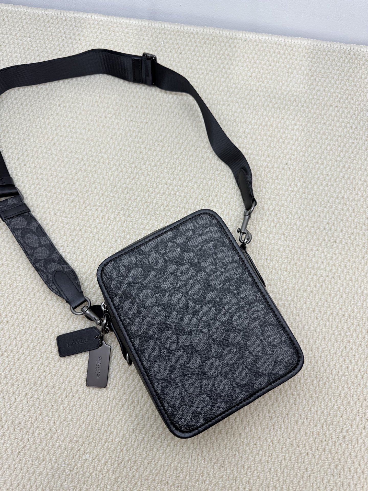 Coach 型号:CY894 蔻奥莱男包 标志sullivan斜挎包 材质:面料:人造革配牛皮革里料:织物内置多功能袋拉链和磁扣封口
