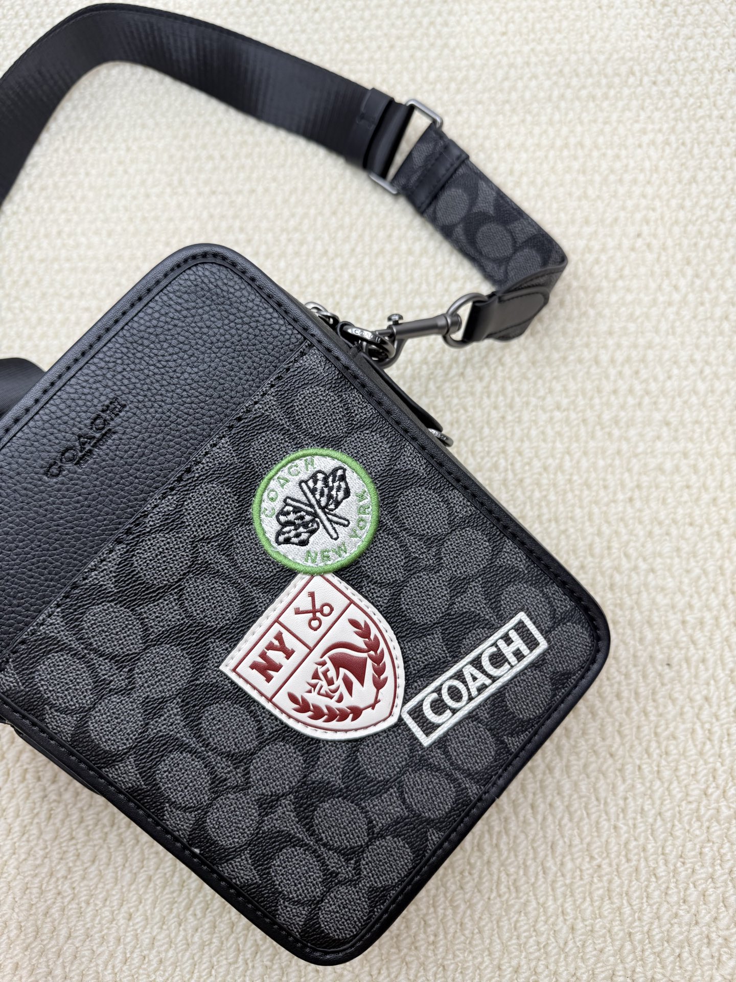 Coach 型号:CY894 蔻奥莱男包 标志sullivan斜挎包 材质:面料:人造革配牛皮革里料:织物内置多功能袋拉链和磁扣封口
