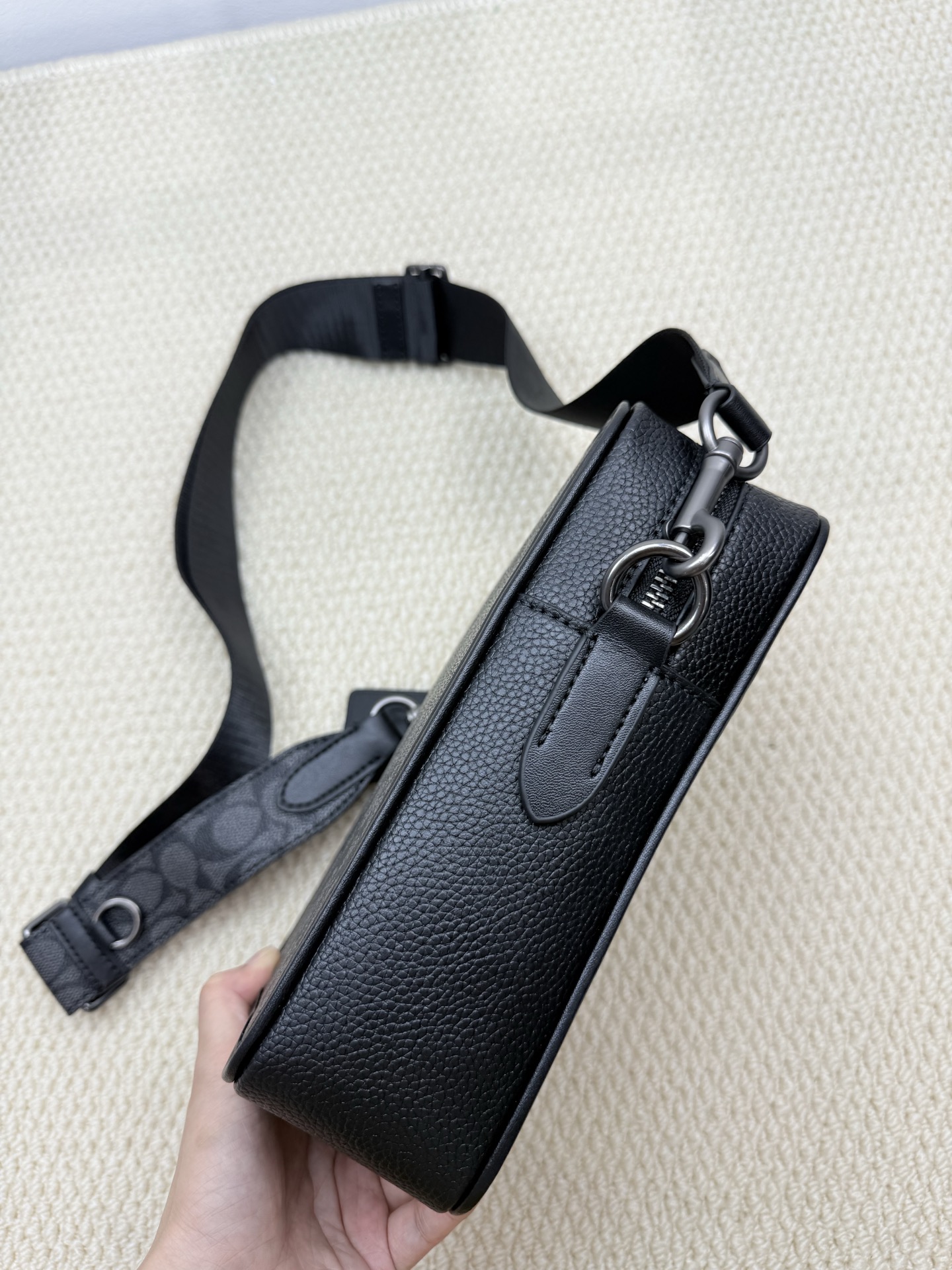 Coach 型号:CY894 蔻奥莱男包 标志sullivan斜挎包 材质:面料:人造革配牛皮革里料:织物内置多功能袋拉链和磁扣封口