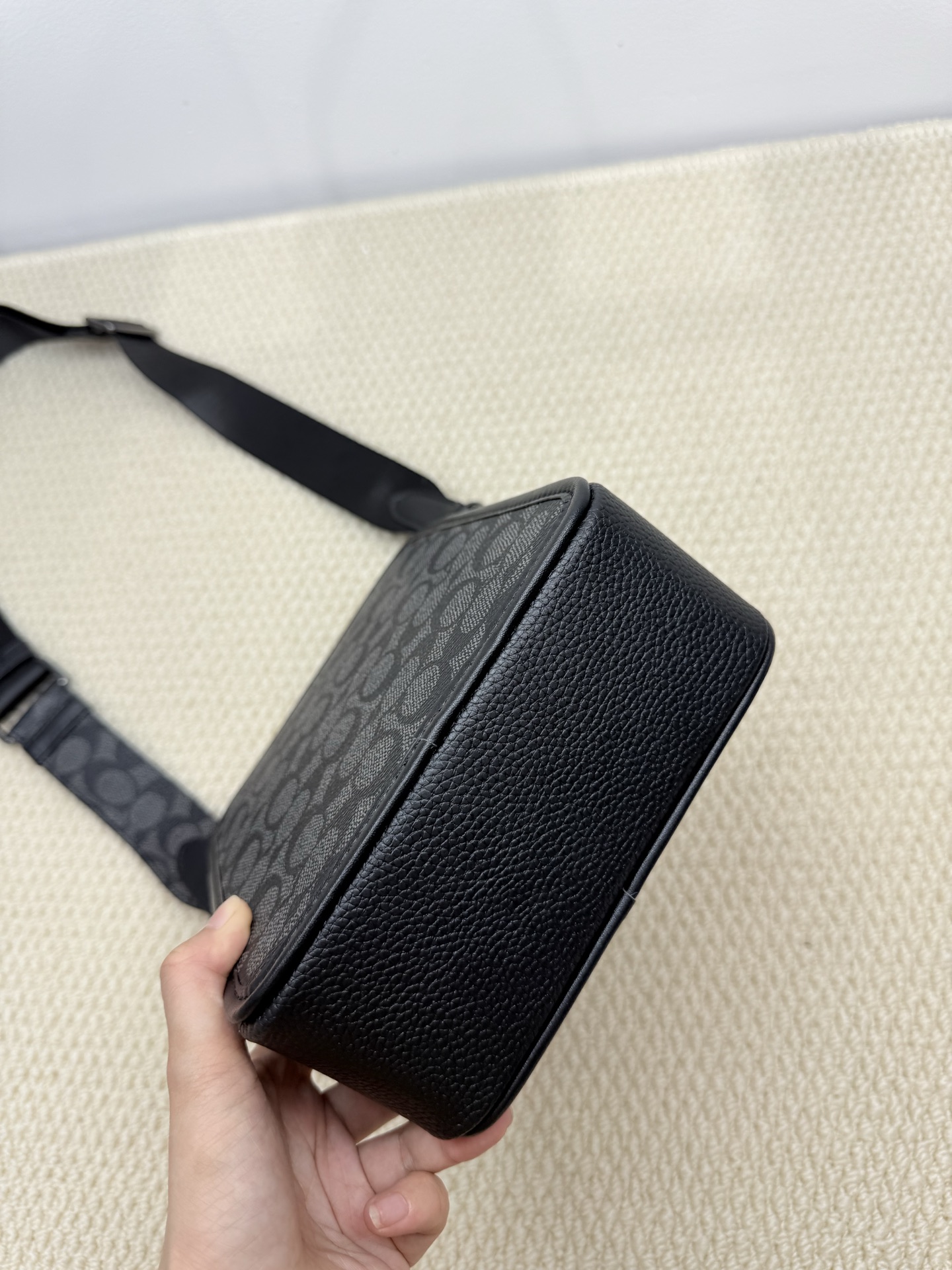 Coach 型号:CY894 蔻奥莱男包 标志sullivan斜挎包 材质:面料:人造革配牛皮革里料:织物内置多功能袋拉链和磁扣封口