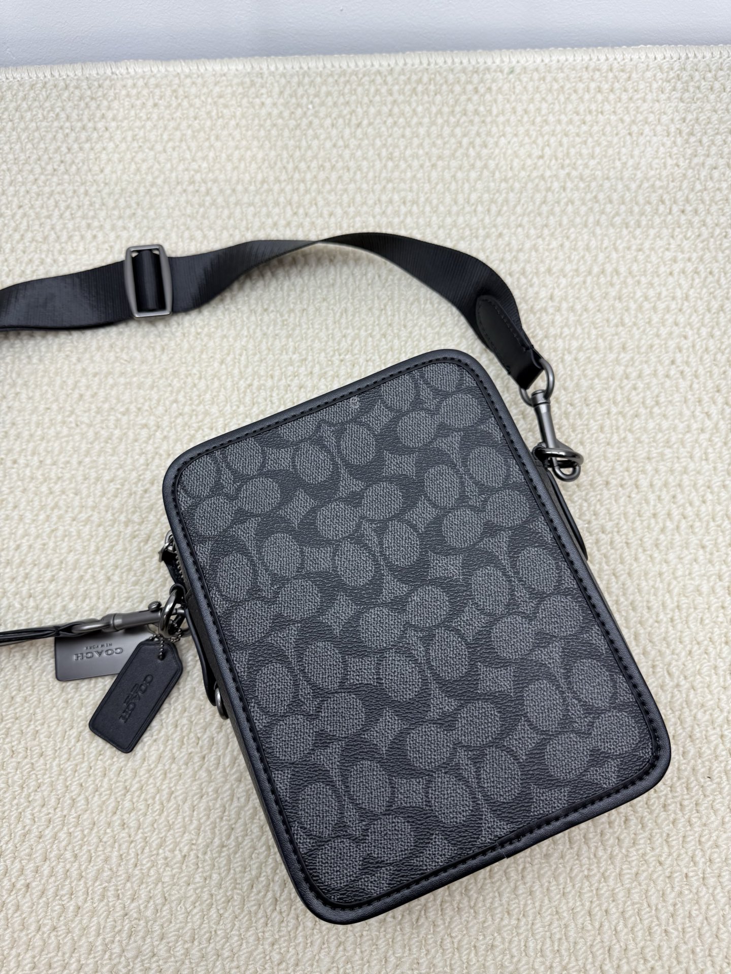 Coach 型号:CY894 蔻奥莱男包 标志sullivan斜挎包 材质:面料:人造革配牛皮革里料:织物内置多功能袋拉链和磁扣封口