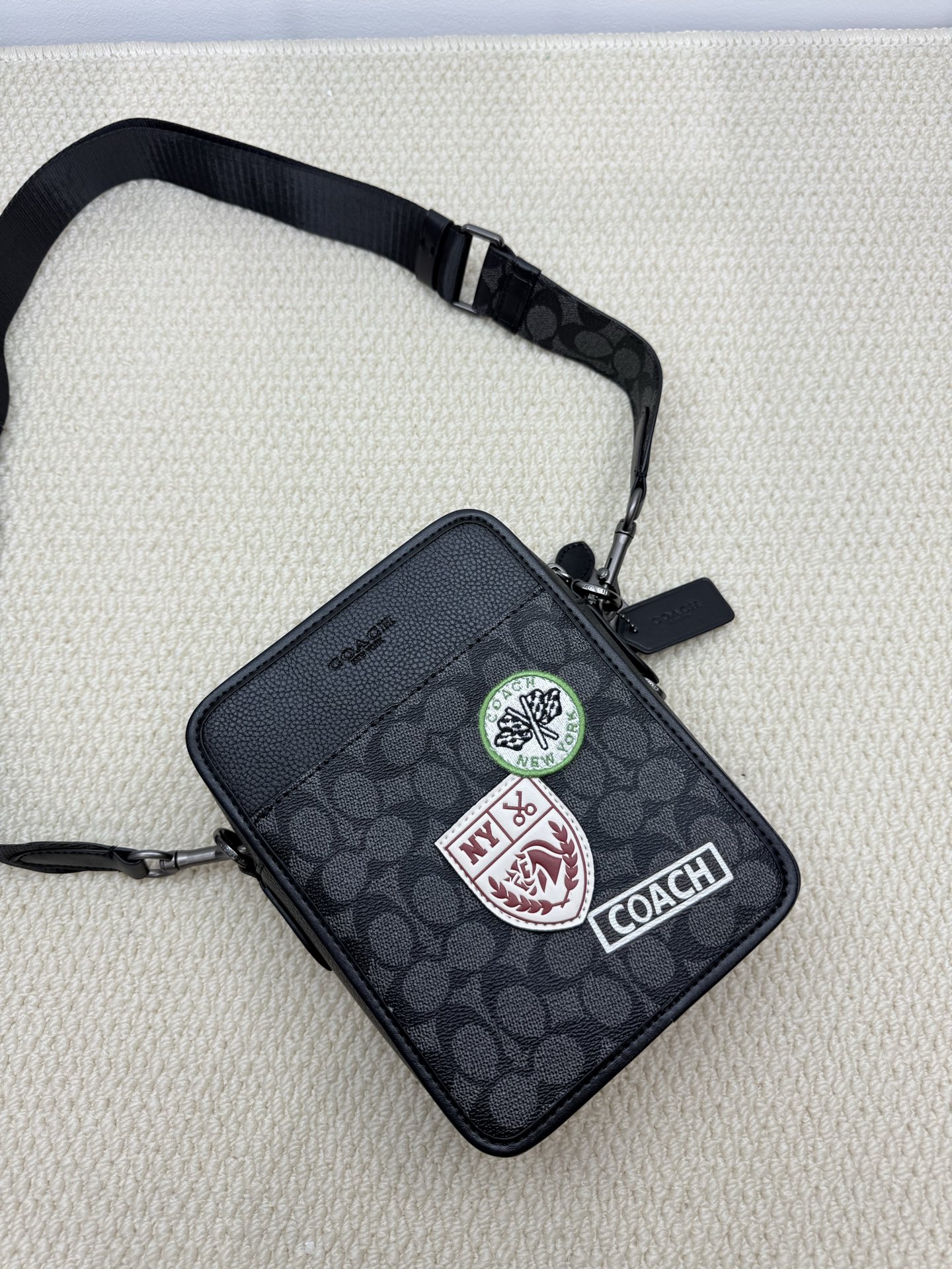 Coach 型号:CY894 蔻奥莱男包 标志sullivan斜挎包 材质:面料:人造革配牛皮革里料:织物内置多功能袋拉链和磁扣封口