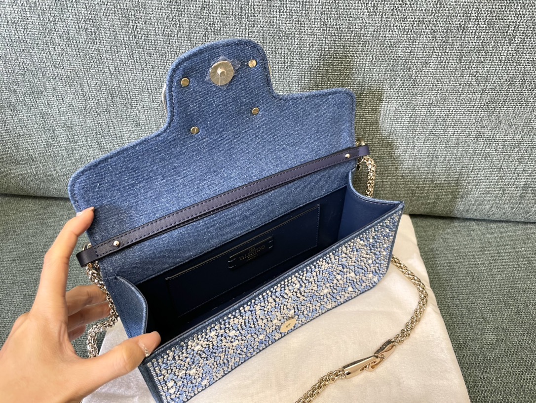 型号1133牛仔钻Valentino华伦天奴丹宁手袋腋下包️磁扣开合️尺寸:27x13x6cm️小号20