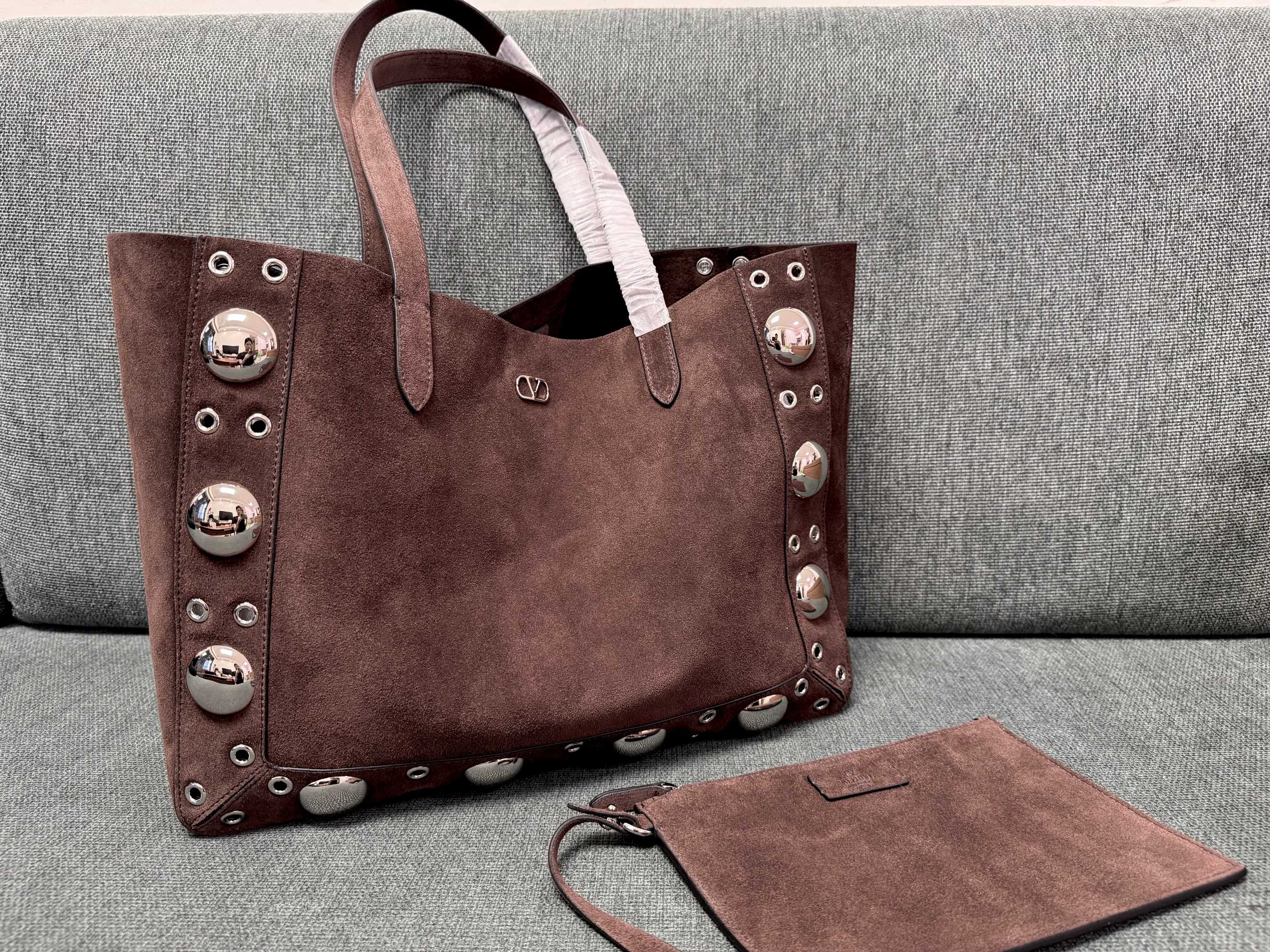 NO:340461,Genuine VALENTINO GARAVANI NELLCTE Medium cowhide suede shopping bag Tote bag, decorated with spherical rivets and round hollowed-out decoration. This bag can be carried on hand or can be comfortably shouldered with a handle. - Palladium-plated metal accessories - Small metal VLOGO SIGNATURE Details - Removable portable bag inside - Dimensions: 40X width 30X height 13 cm deep - Model 3177, Valentino, valentino, valentino, totes, cowhide19860909正品级 绒皮咖啡 VALENTINO 华伦天奴GARAVANI NELLCTE 中号牛皮绒面购物袋 托特包,饰以球状铆钉和圆形镂空装饰.此款包袋可手提,亦可通过提手舒适地肩背. - 镀钯金属配件 -小号金属 VLOGO SIGNATURE 细节 -内部配有可拆卸便携袋 - 尺寸:宽40X高30X深13厘米 -型号3177,华伦天奴,valentino,valentino,totes,cowhide,Bag