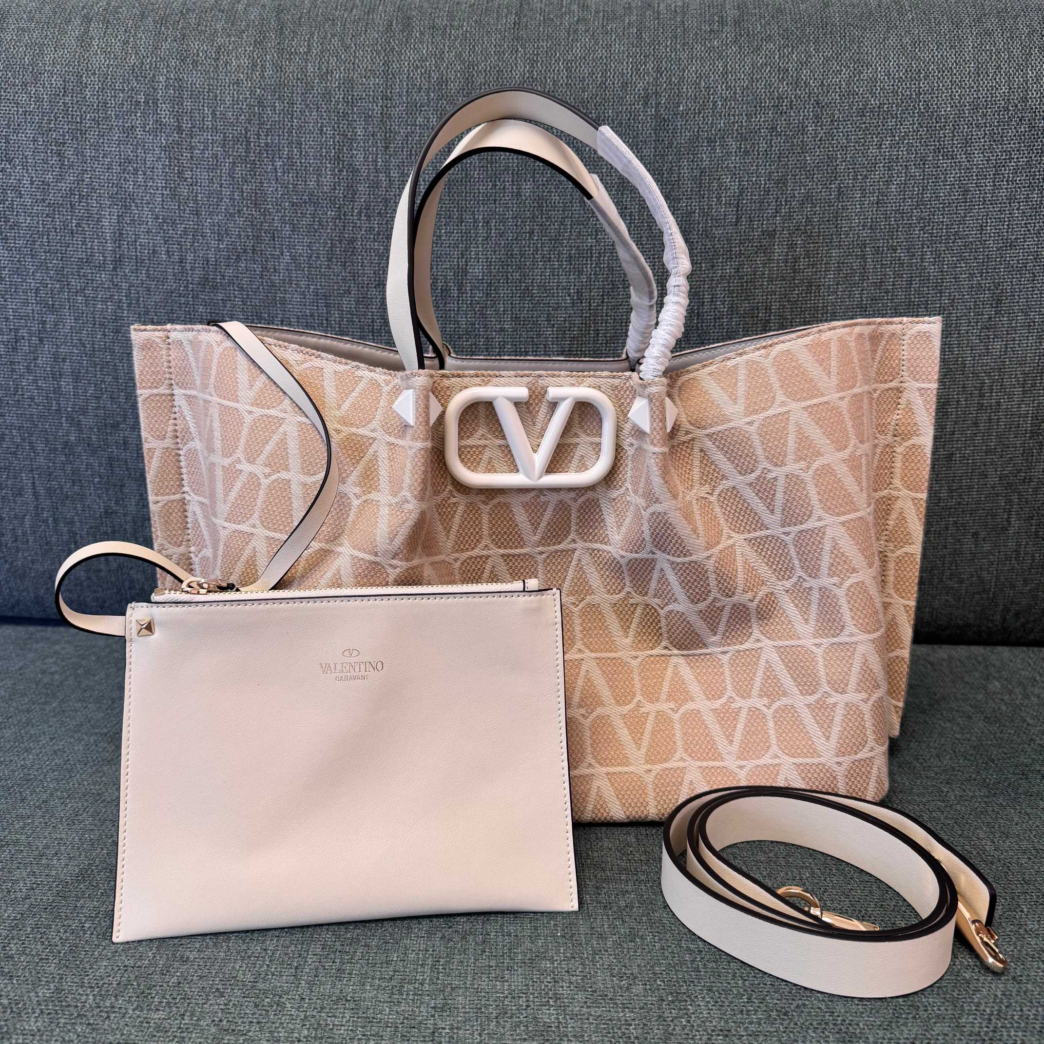 NO:340483,Authentic Valentino Spring and Summer Women's Bags Weaving Tote Bag Material Cotton and Line Cowhide Region: Paris Large Size: 35x25x17 cm Small Size: 25x18x12 cm Model 22002 Fabric White, Valentino, Valentino, Valentino, totes, cowhide19860909正品级 Valentino 华伦天奴 春夏女包 编织托特包 材料 棉麻 牛皮 地区:巴黎 大号尺寸:35x25x17 cm 小号尺寸:25x18x12 cm 型号22002布料白,华伦天奴,valentino,valentino,totes,cowhide,Bag
