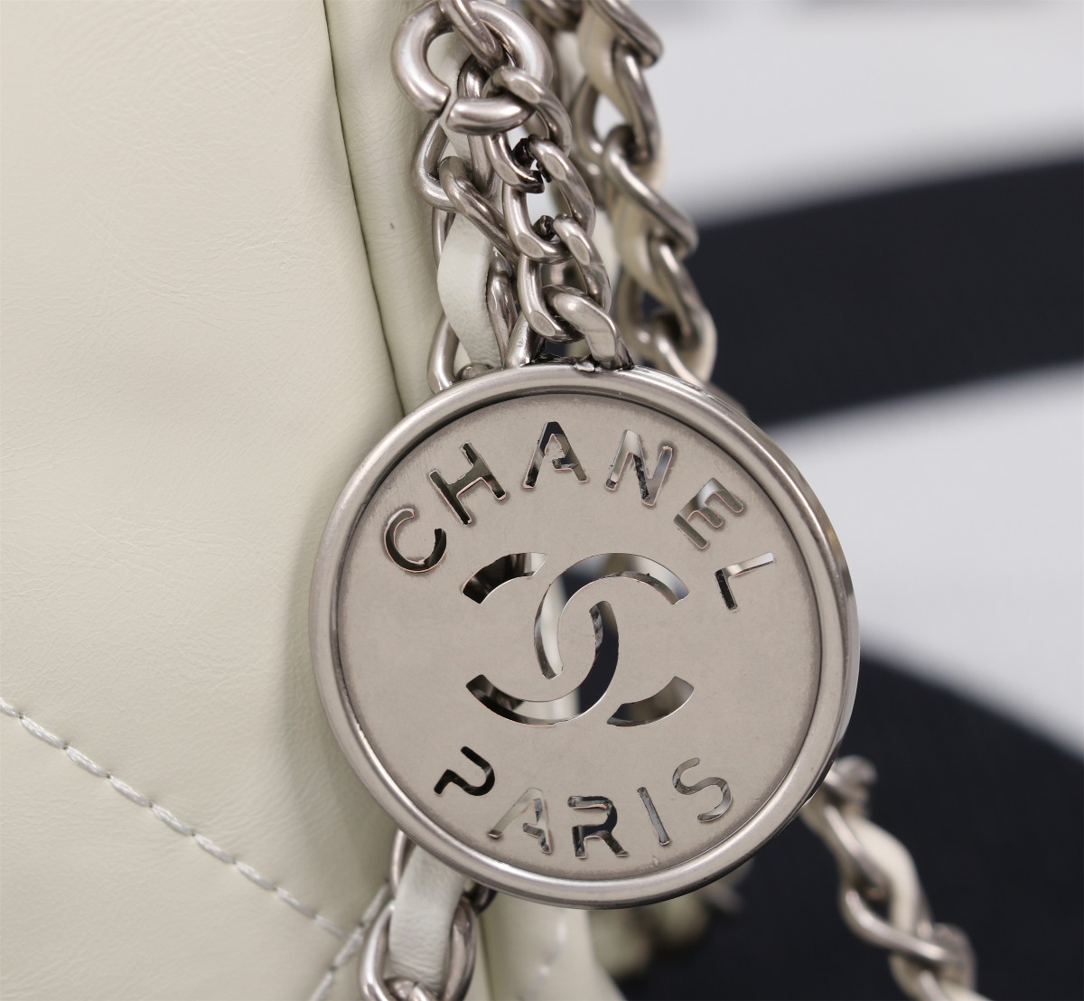 
💰230🌸Chanel  23春夏新款 mini 22bag✨
跟大尺寸一样的亮面小牛皮搭配复古金五金，菱格纹
等比缩小的22bag比大尺寸来得更加精致
链条的设计太🉑可，双链条⛓➕皮绳链条⛓，细节满满
通过包身前两条短的皮穿链来收紧和开合
后面两条长的肩带纯粹就是背带作用。尺寸：20*19*6cm款号8812
