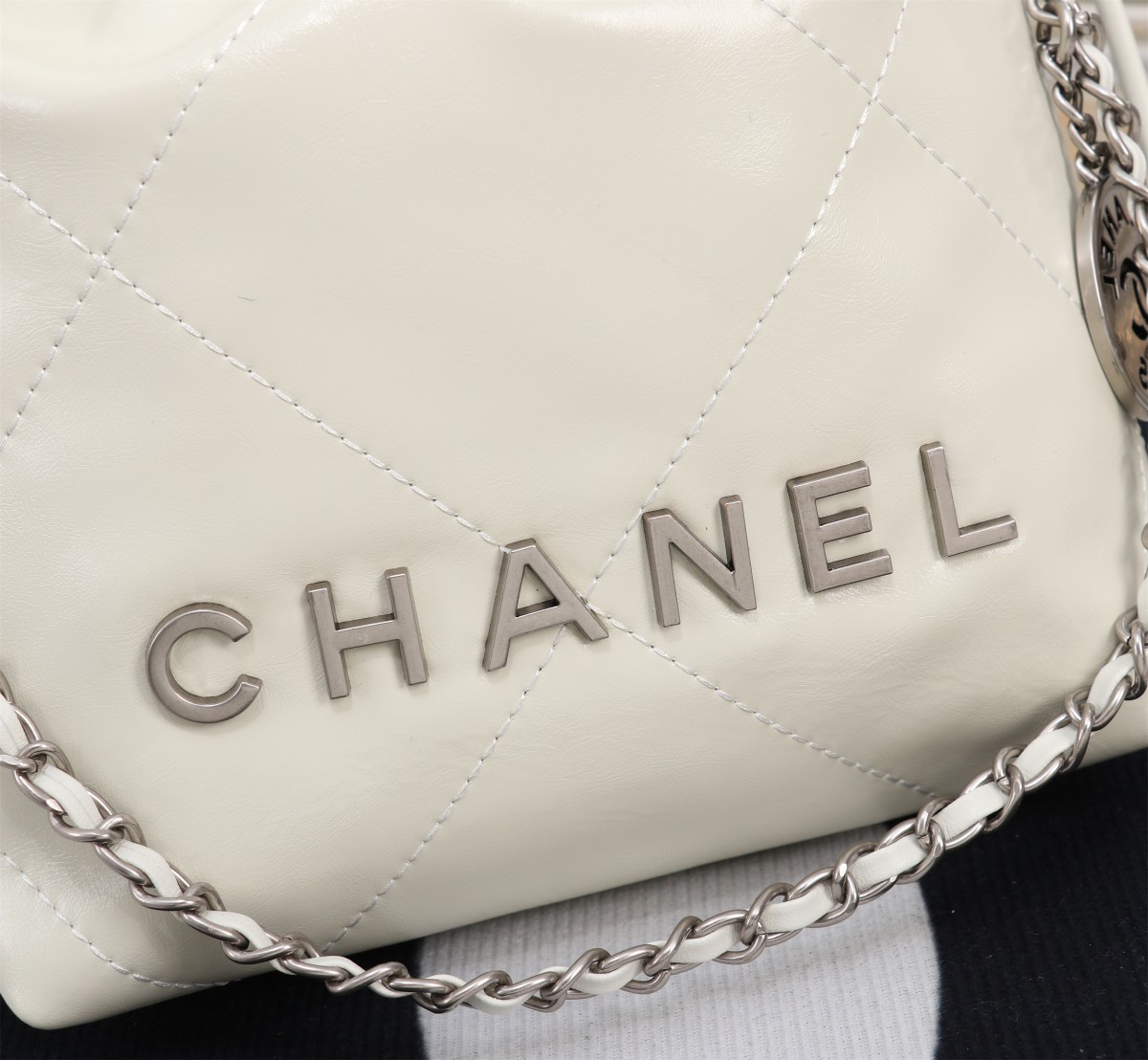 
💰230🌸Chanel  23春夏新款 mini 22bag✨
跟大尺寸一样的亮面小牛皮搭配复古金五金，菱格纹
等比缩小的22bag比大尺寸来得更加精致
链条的设计太🉑可，双链条⛓➕皮绳链条⛓，细节满满
通过包身前两条短的皮穿链来收紧和开合
后面两条长的肩带纯粹就是背带作用。尺寸：20*19*6cm款号8812