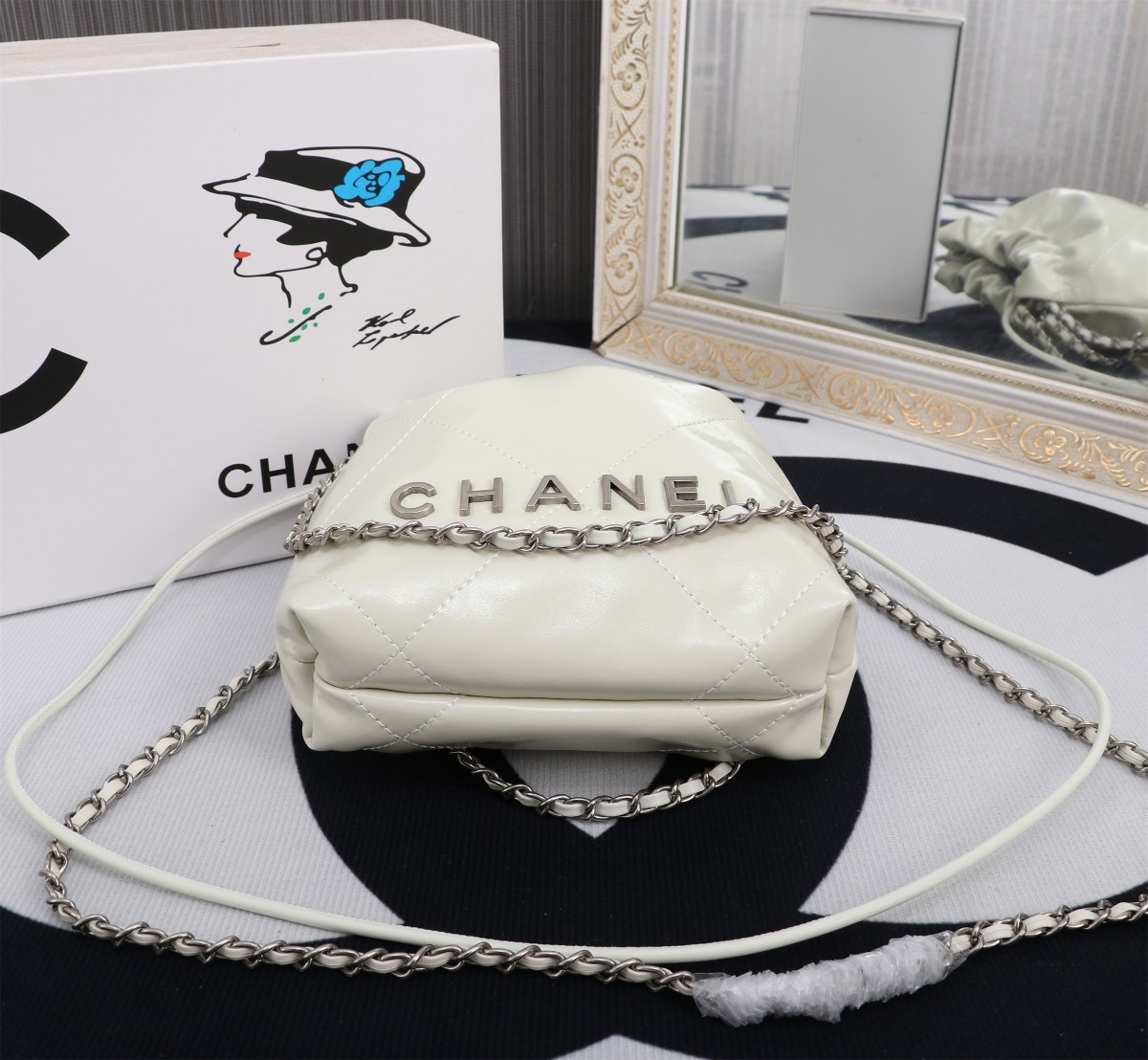
💰230🌸Chanel  23春夏新款 mini 22bag✨
跟大尺寸一样的亮面小牛皮搭配复古金五金，菱格纹
等比缩小的22bag比大尺寸来得更加精致
链条的设计太🉑可，双链条⛓➕皮绳链条⛓，细节满满
通过包身前两条短的皮穿链来收紧和开合
后面两条长的肩带纯粹就是背带作用。尺寸：20*19*6cm款号8812
