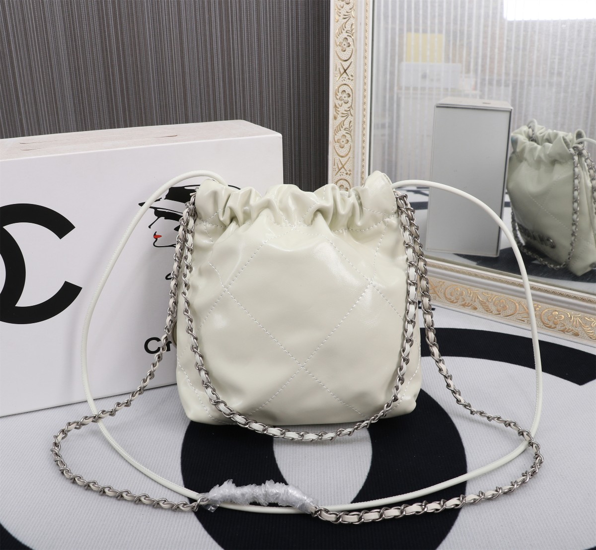 
💰230🌸Chanel  23春夏新款 mini 22bag✨
跟大尺寸一样的亮面小牛皮搭配复古金五金，菱格纹
等比缩小的22bag比大尺寸来得更加精致
链条的设计太🉑可，双链条⛓➕皮绳链条⛓，细节满满
通过包身前两条短的皮穿链来收紧和开合
后面两条长的肩带纯粹就是背带作用。尺寸：20*19*6cm款号8812