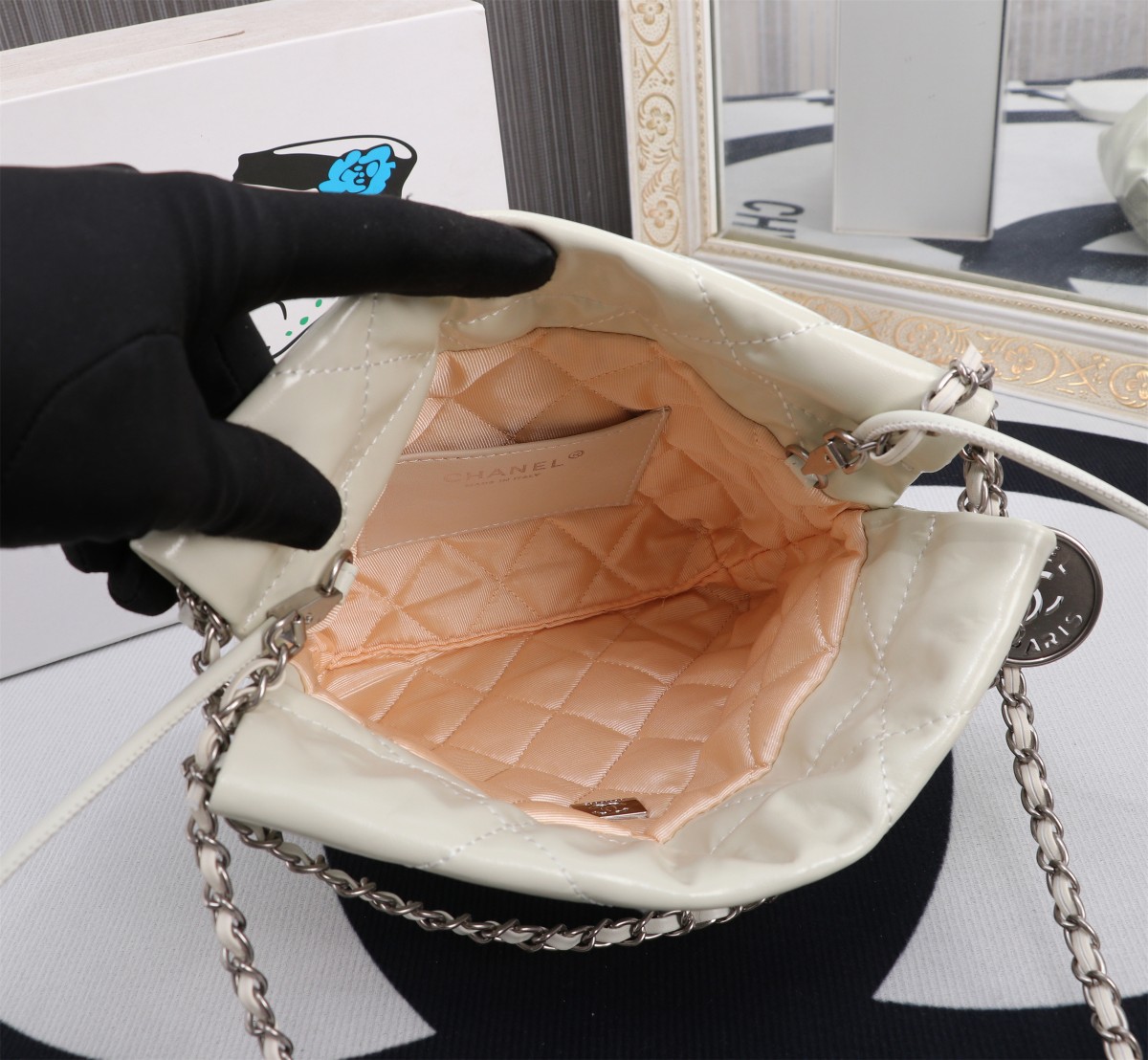 
💰230🌸Chanel  23春夏新款 mini 22bag✨
跟大尺寸一样的亮面小牛皮搭配复古金五金，菱格纹
等比缩小的22bag比大尺寸来得更加精致
链条的设计太🉑可，双链条⛓➕皮绳链条⛓，细节满满
通过包身前两条短的皮穿链来收紧和开合
后面两条长的肩带纯粹就是背带作用。尺寸：20*19*6cm款号8812