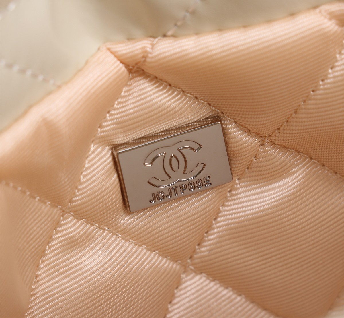
💰230🌸Chanel  23春夏新款 mini 22bag✨
跟大尺寸一样的亮面小牛皮搭配复古金五金，菱格纹
等比缩小的22bag比大尺寸来得更加精致
链条的设计太🉑可，双链条⛓➕皮绳链条⛓，细节满满
通过包身前两条短的皮穿链来收紧和开合
后面两条长的肩带纯粹就是背带作用。尺寸：20*19*6cm款号8812