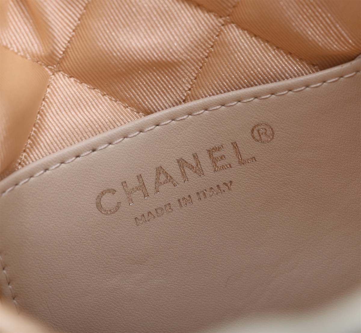 
💰230🌸Chanel  23春夏新款 mini 22bag✨
跟大尺寸一样的亮面小牛皮搭配复古金五金，菱格纹
等比缩小的22bag比大尺寸来得更加精致
链条的设计太🉑可，双链条⛓➕皮绳链条⛓，细节满满
通过包身前两条短的皮穿链来收紧和开合
后面两条长的肩带纯粹就是背带作用。尺寸：20*19*6cm款号8812