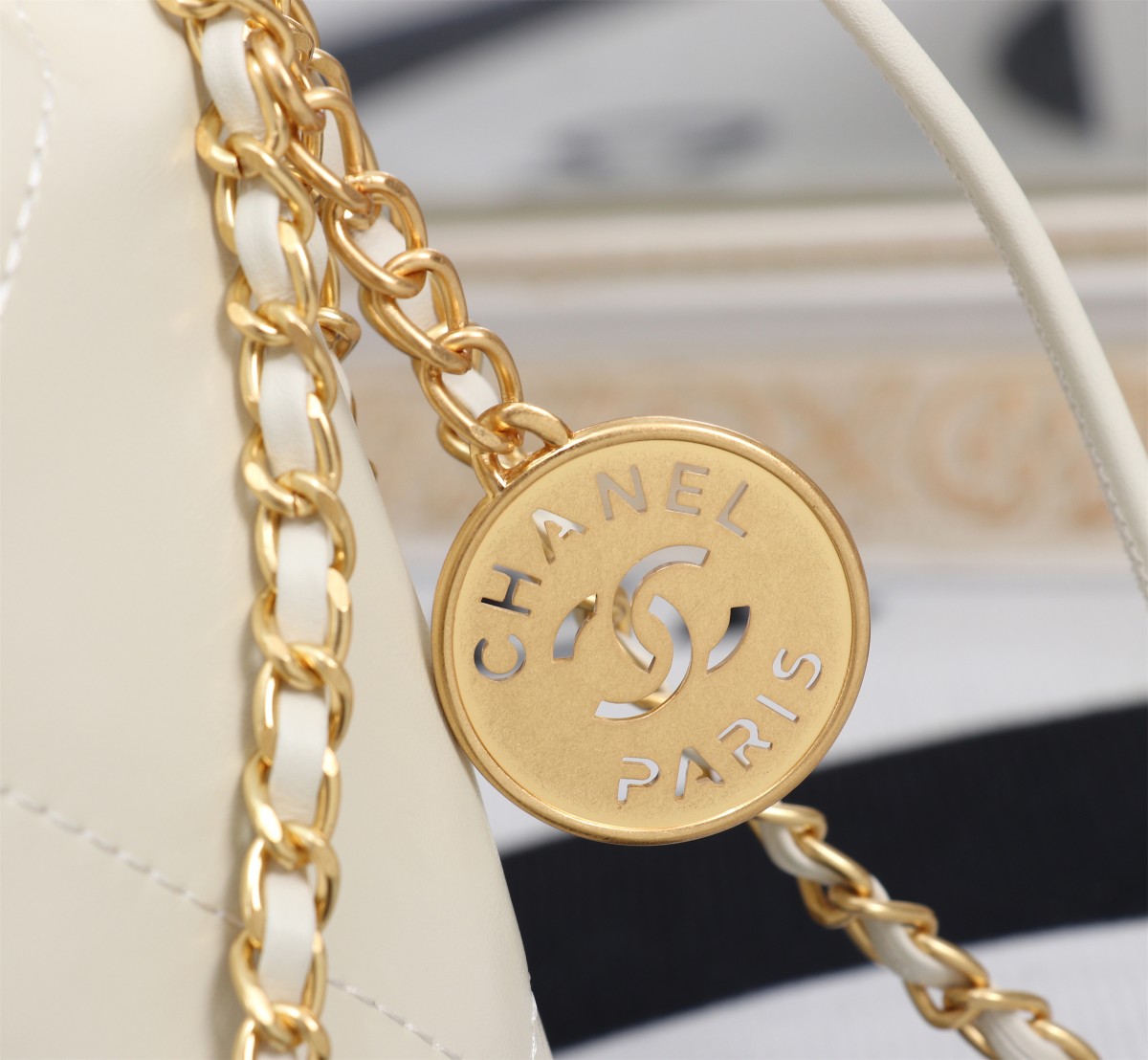 
💰230🌸Chanel  23春夏新款 mini 22bag✨
跟大尺寸一样的亮面小牛皮搭配复古金五金，菱格纹
等比缩小的22bag比大尺寸来得更加精致
链条的设计太🉑可，双链条⛓➕皮绳链条⛓，细节满满
通过包身前两条短的皮穿链来收紧和开合
后面两条长的肩带纯粹就是背带作用。尺寸：20*19*6cm款号8812