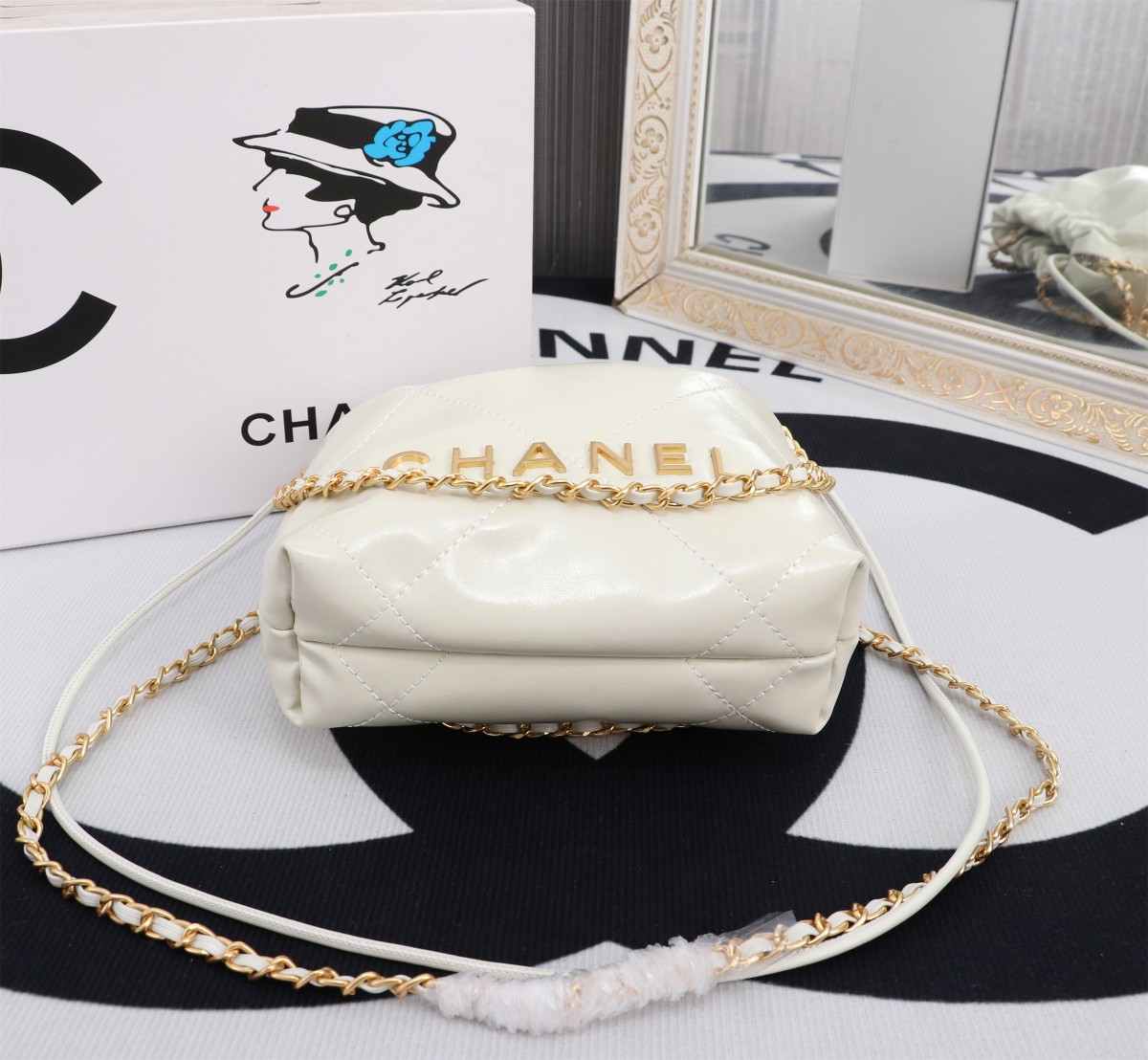 
💰230🌸Chanel  23春夏新款 mini 22bag✨
跟大尺寸一样的亮面小牛皮搭配复古金五金，菱格纹
等比缩小的22bag比大尺寸来得更加精致
链条的设计太🉑可，双链条⛓➕皮绳链条⛓，细节满满
通过包身前两条短的皮穿链来收紧和开合
后面两条长的肩带纯粹就是背带作用。尺寸：20*19*6cm款号8812