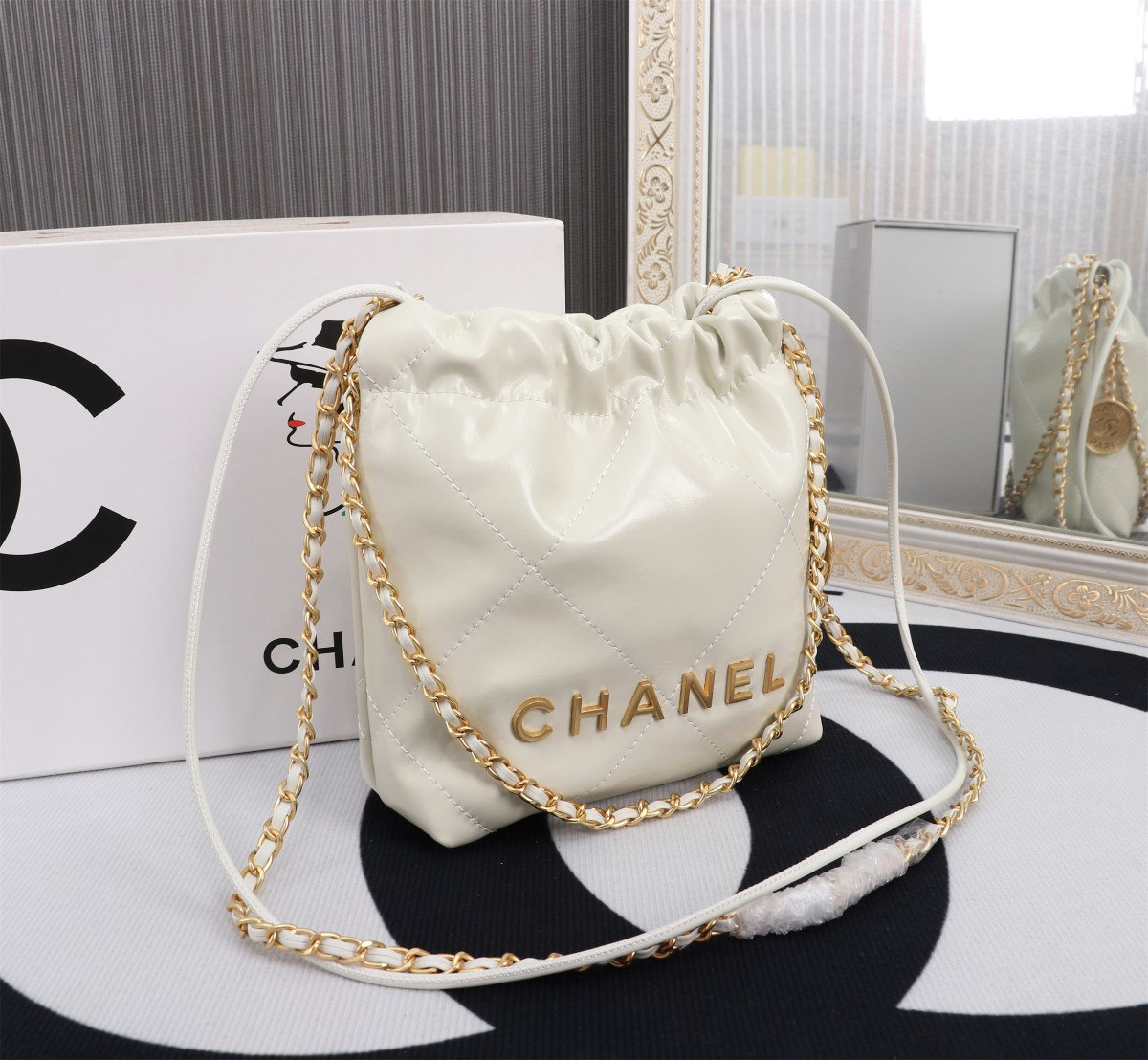 
💰230🌸Chanel  23春夏新款 mini 22bag✨
跟大尺寸一样的亮面小牛皮搭配复古金五金，菱格纹
等比缩小的22bag比大尺寸来得更加精致
链条的设计太🉑可，双链条⛓➕皮绳链条⛓，细节满满
通过包身前两条短的皮穿链来收紧和开合
后面两条长的肩带纯粹就是背带作用。尺寸：20*19*6cm款号8812